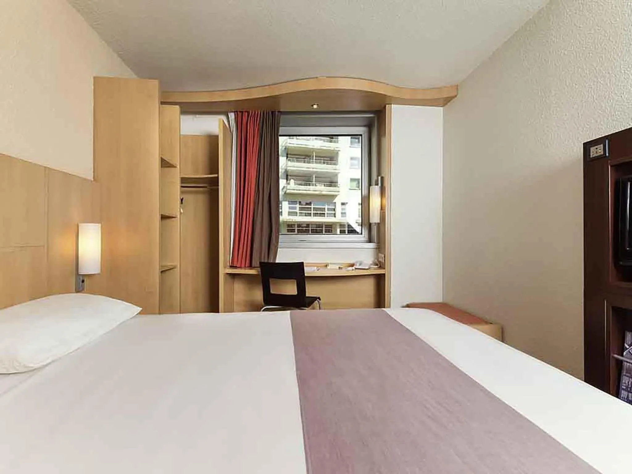 Bedroom, Bed in ibis Issy les Moulineaux "Val de Seine"
