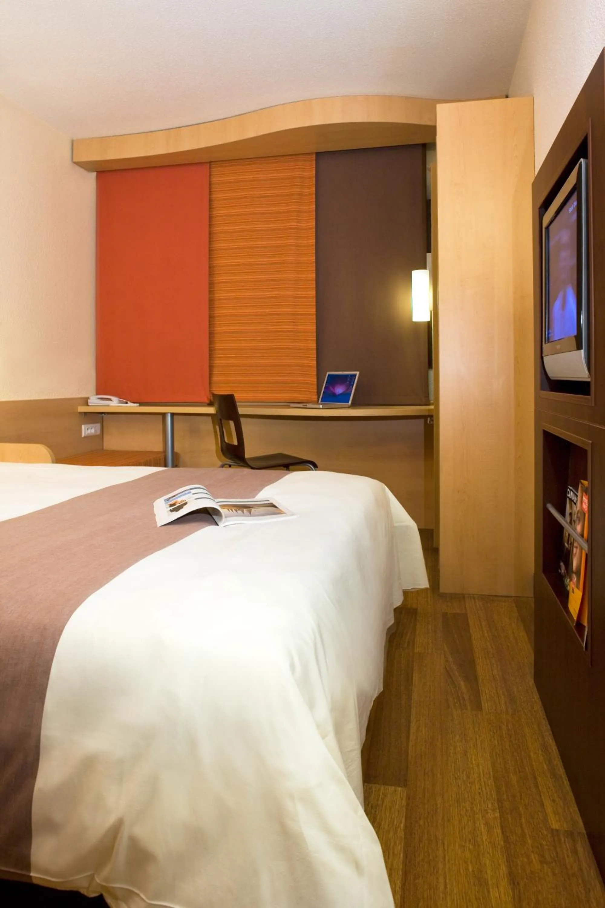 Bedroom, Bed in ibis Issy les Moulineaux "Val de Seine"