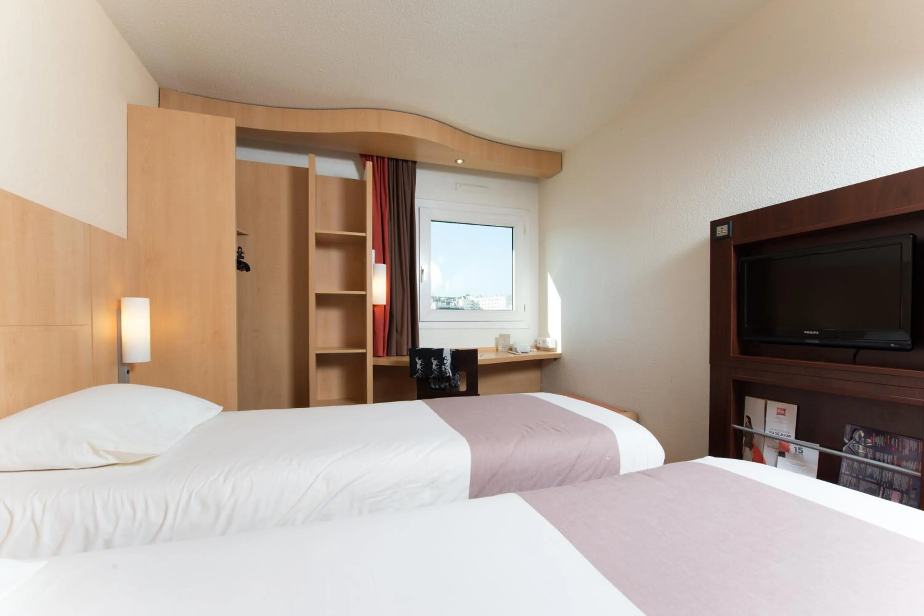 Photo of the whole room, Bed in ibis Issy les Moulineaux "Val de Seine"