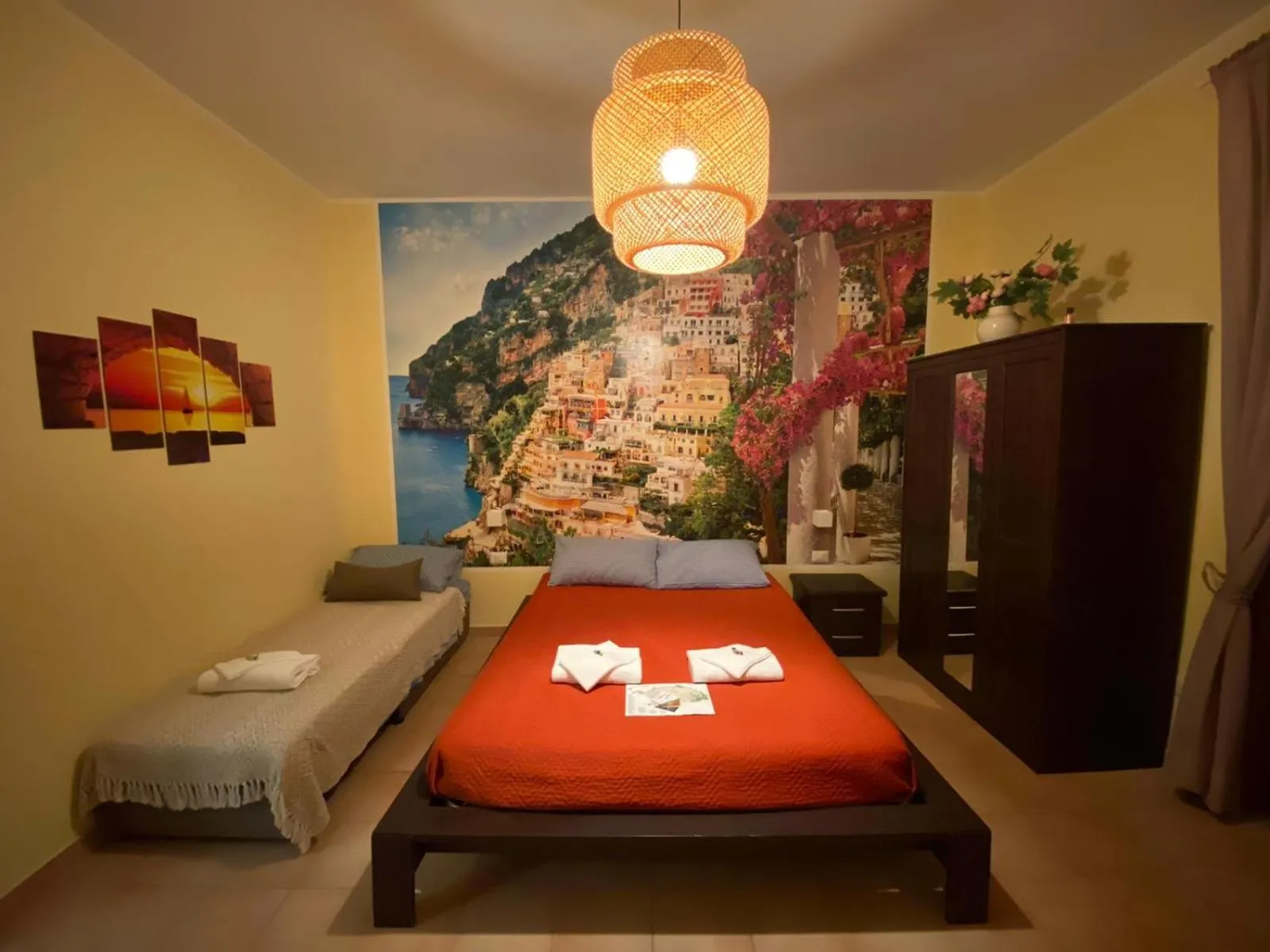 Photo of the whole room, Bed in B&b Pompei Window