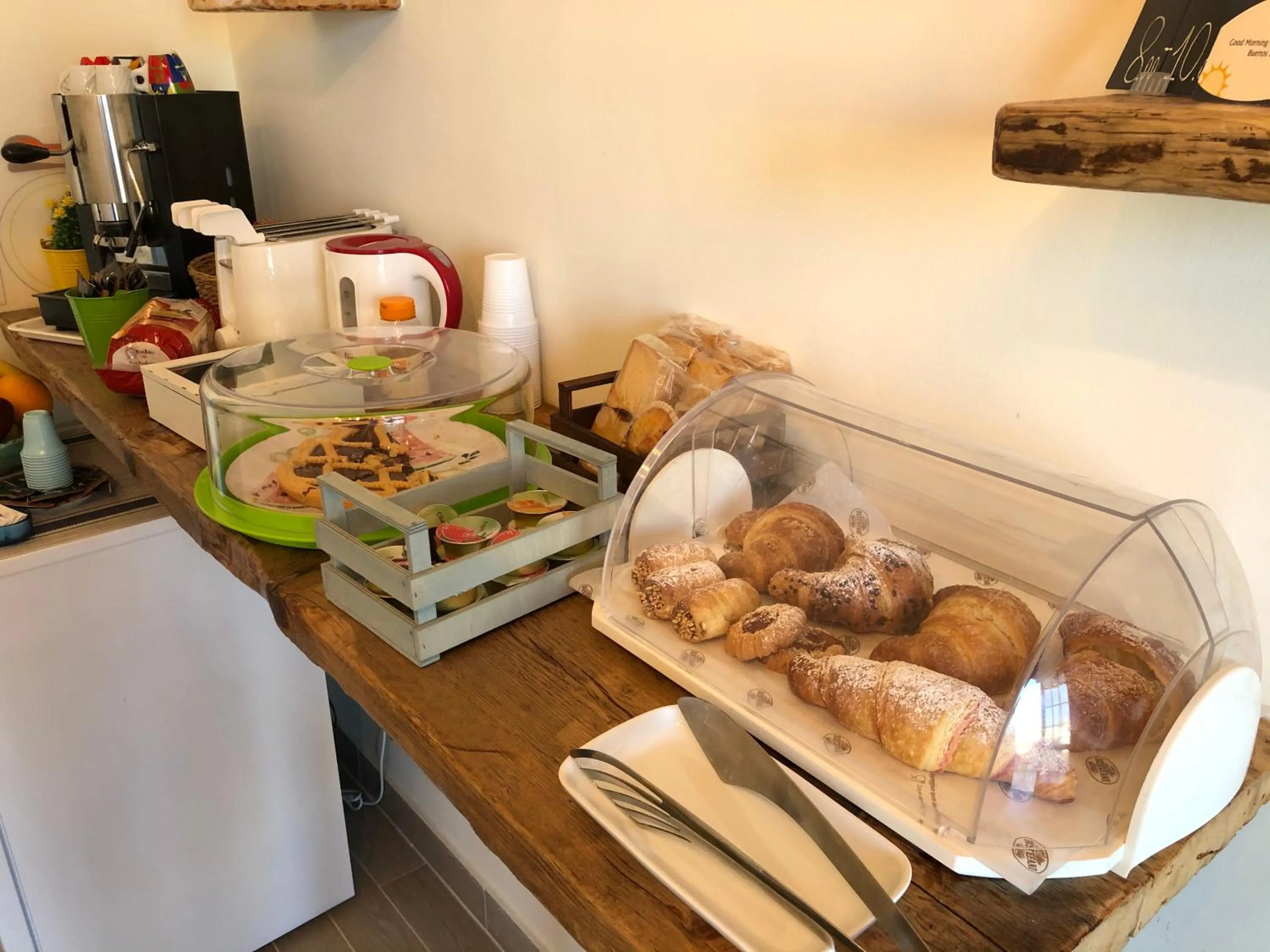 Coffee/tea facilities in B&b Pompei Window