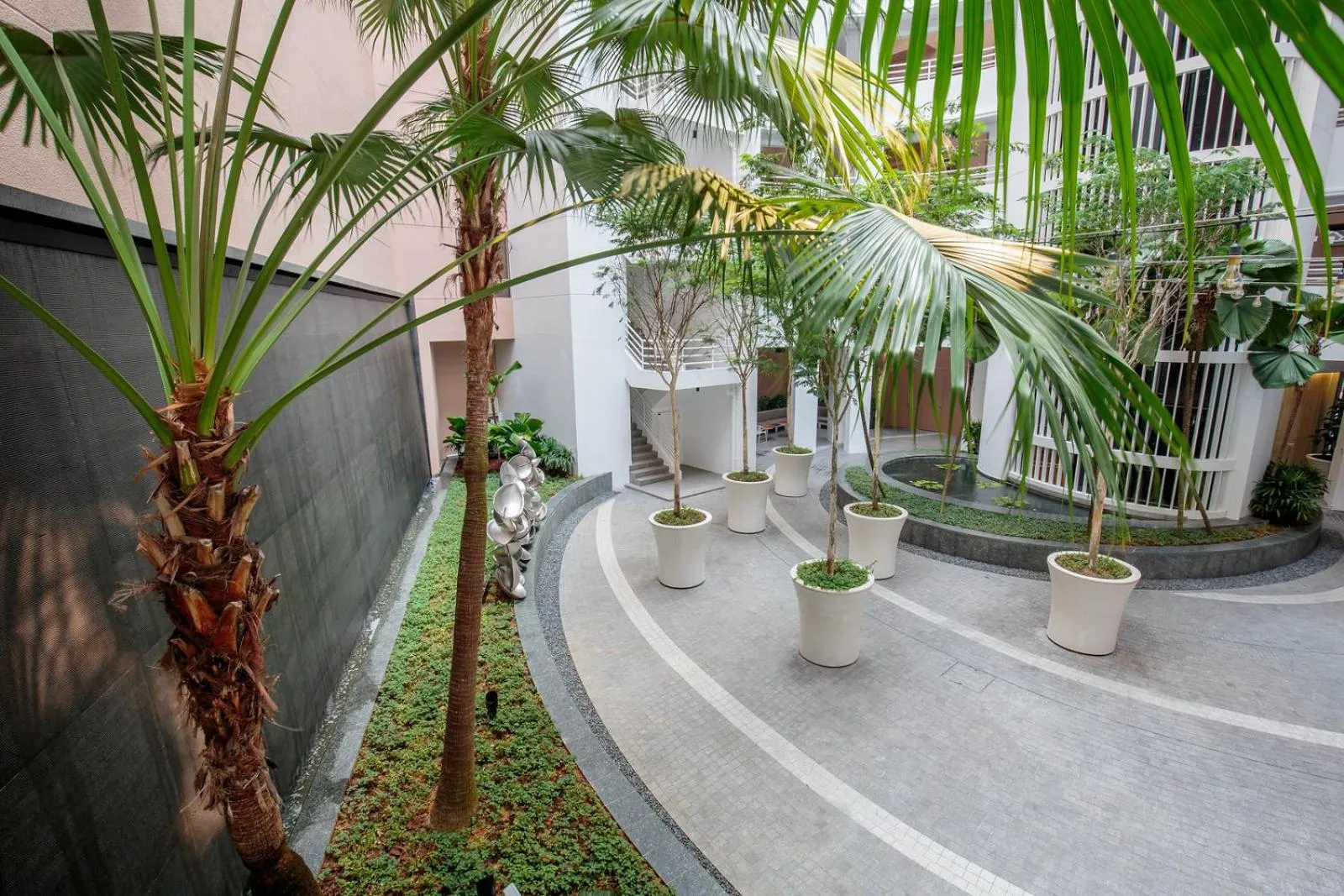 Garden in Lanson Place Winsland, Singapore