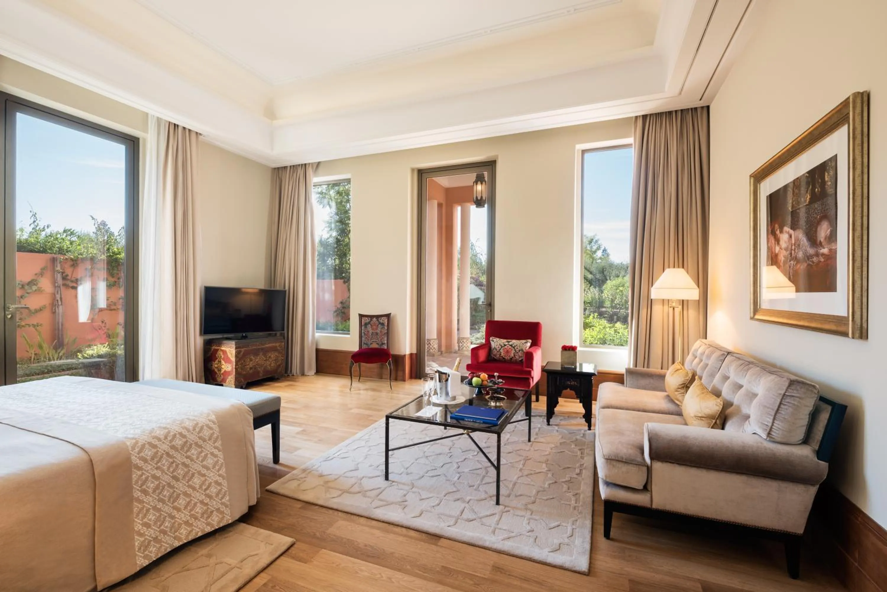Seating area, Bed in The Oberoi Marrakech