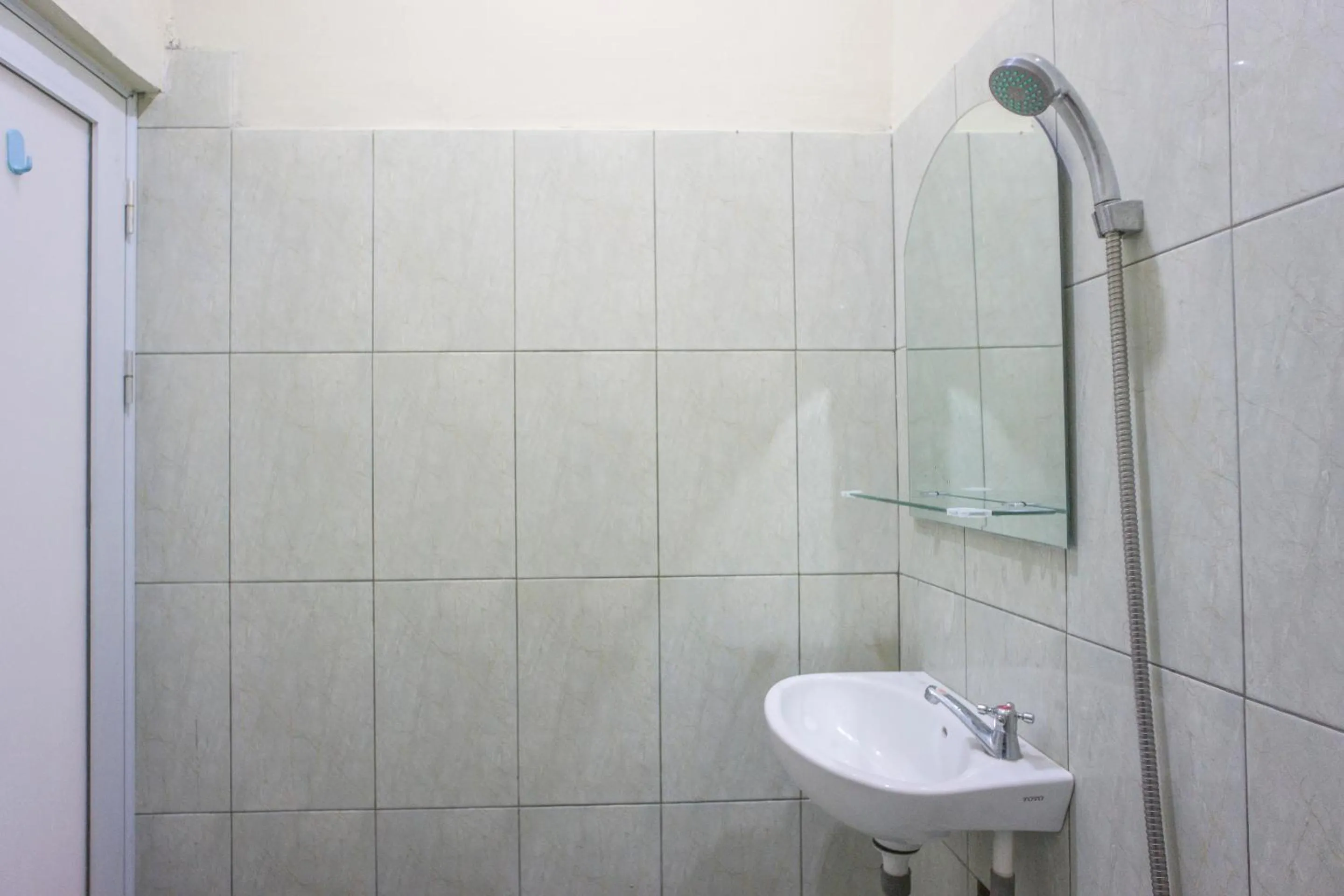 Bathroom in Super OYO 1696 Sapo Rumbia