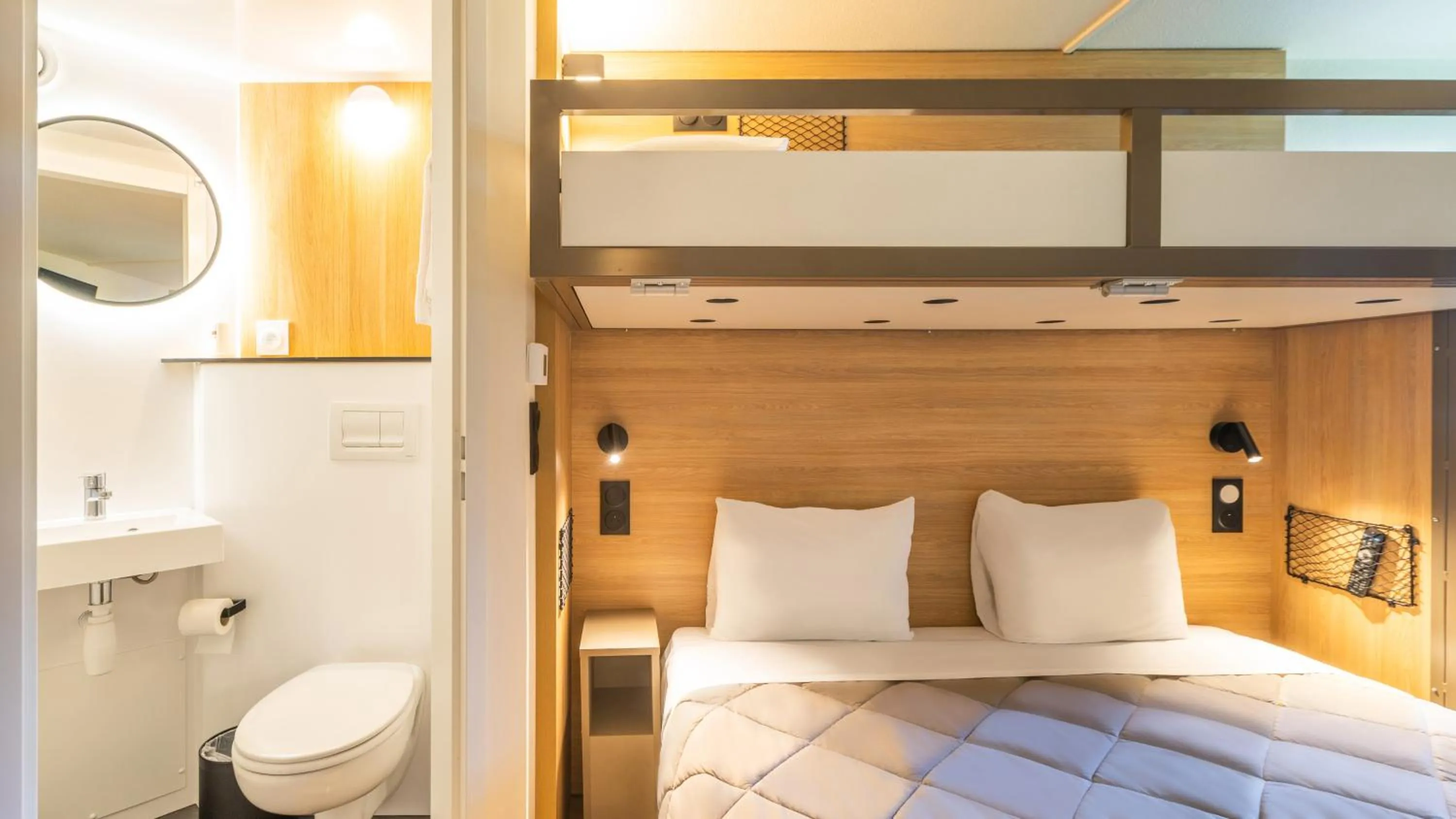Shower, Bed in Premiere Classe Orleans Nord - Saran