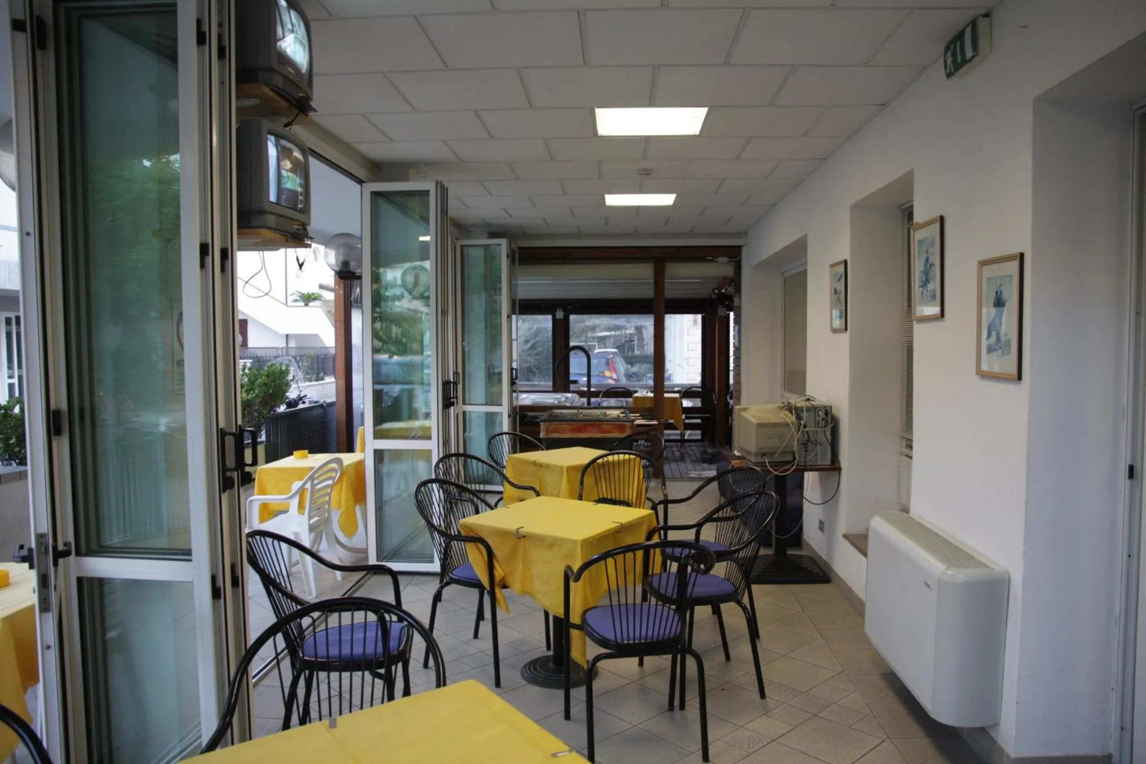 Communal lounge/ TV room in Hotel Aros