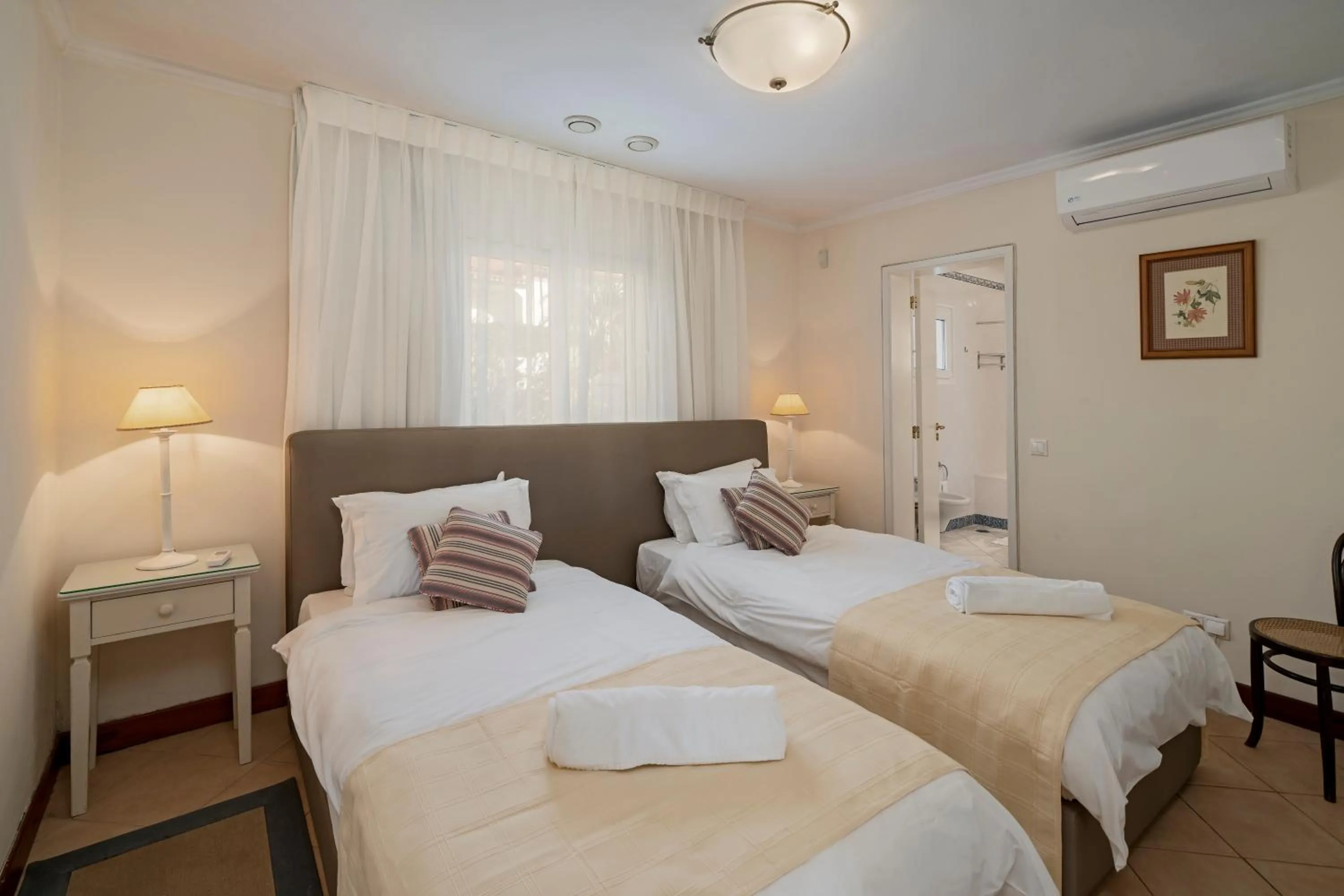 Photo of the whole room, Bed in Villa Albatroz