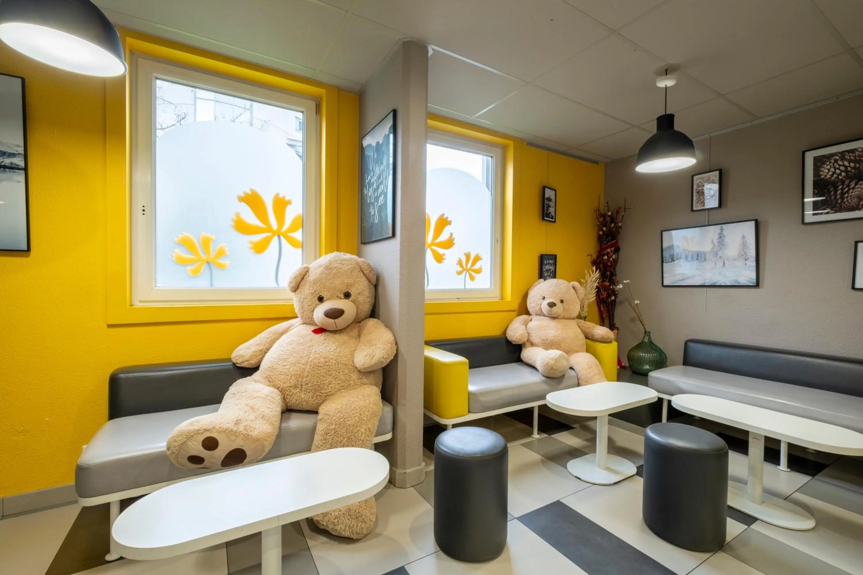 Communal lounge/ TV room in Premiere Classe Roissy Aéroport Charles De Gaulle