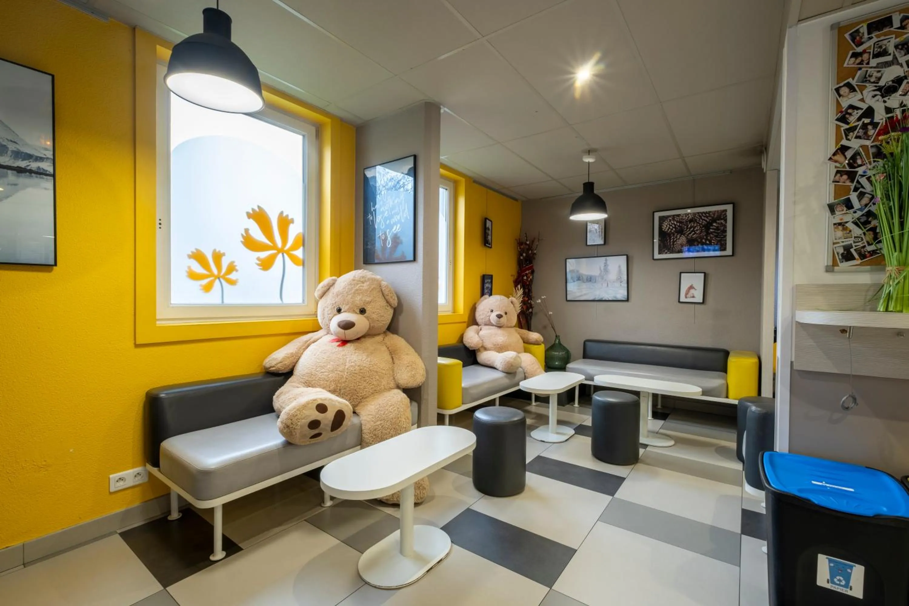 Communal lounge/ TV room in Premiere Classe Roissy Aéroport Charles De Gaulle