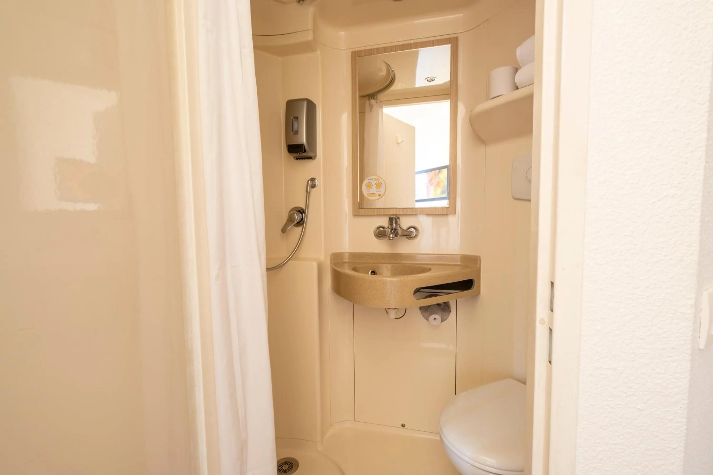 Bathroom in Premiere Classe Roissy Aéroport Charles De Gaulle