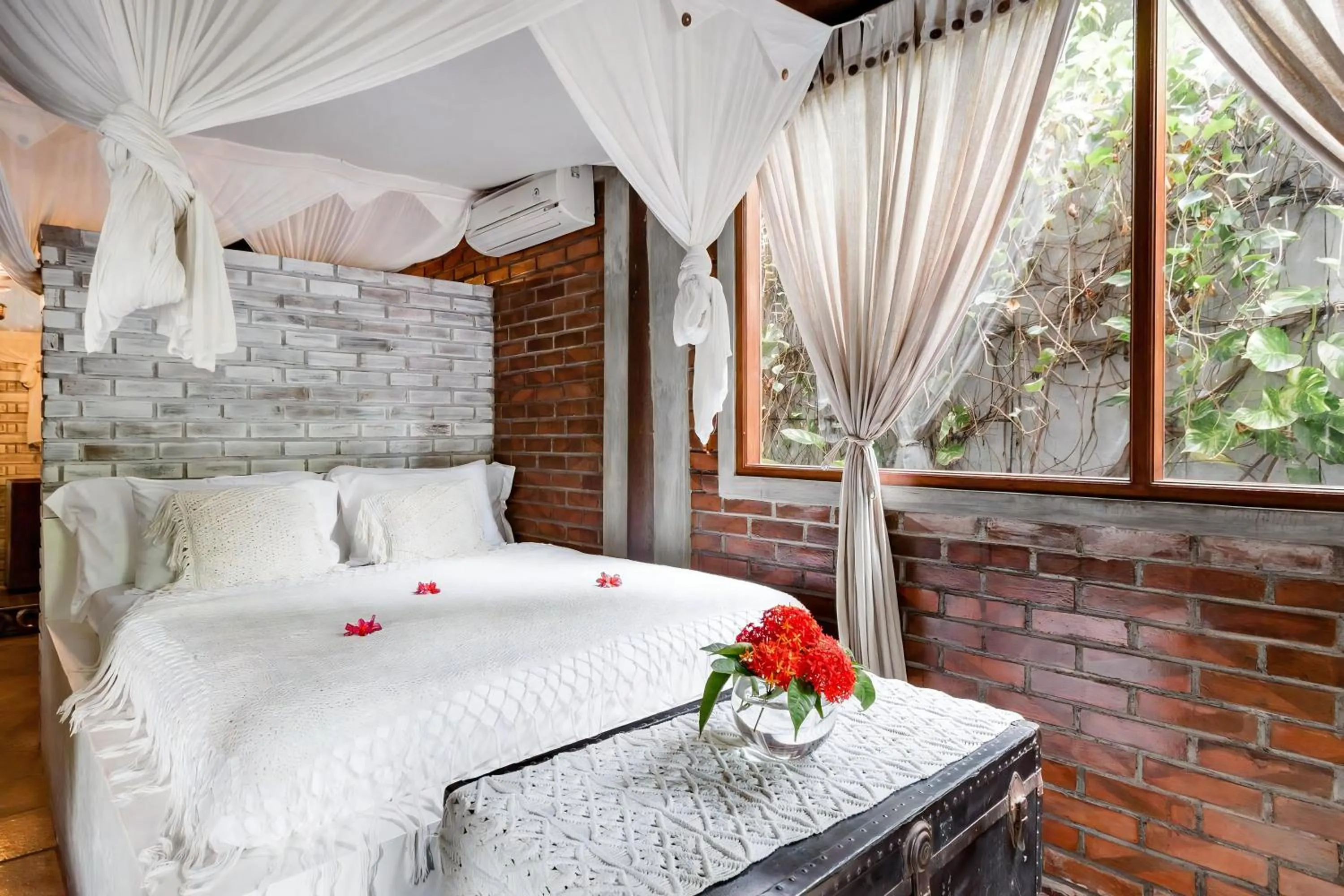 Bed in The Ocean Luxury Villas