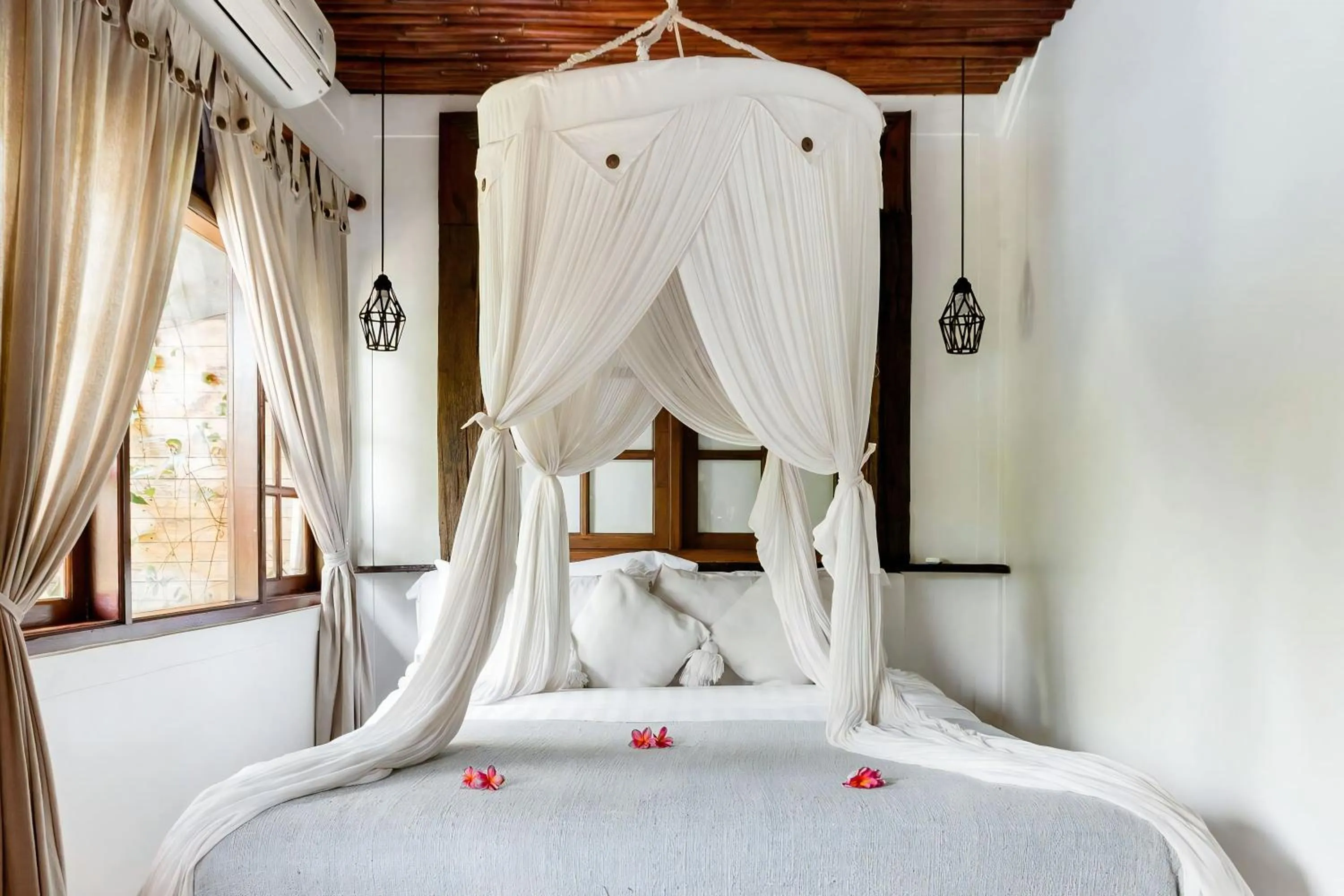 Bed in The Ocean Luxury Villas