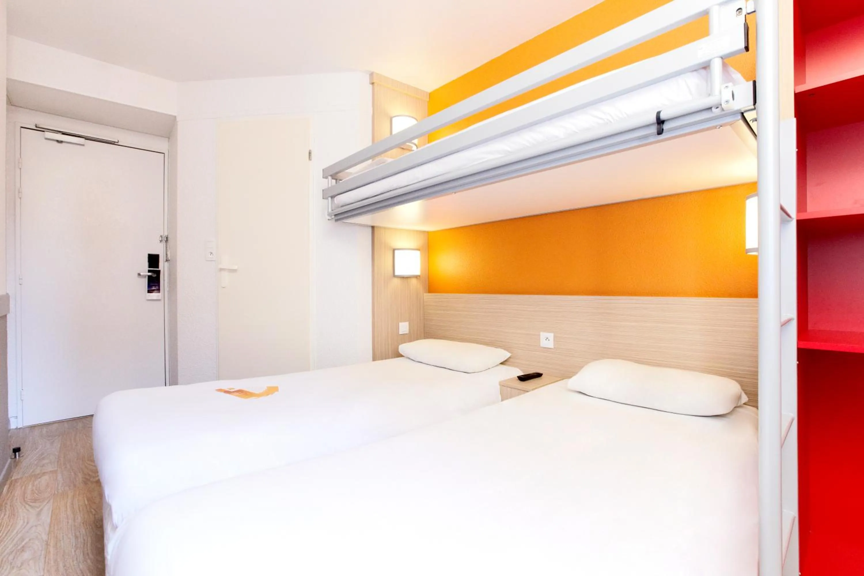 Photo of the whole room, Bed in Premiere Classe Valenciennes Ouest Petite Foret
