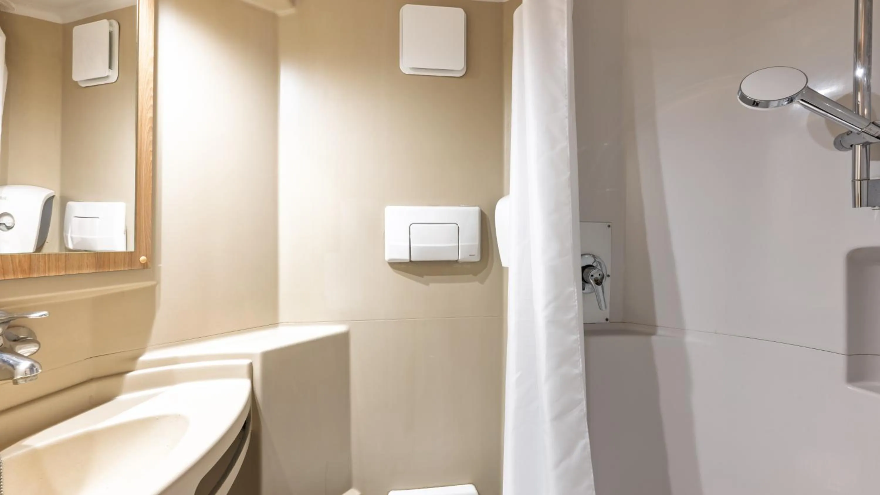 Bathroom in Premiere Classe Valenciennes Ouest Petite Foret