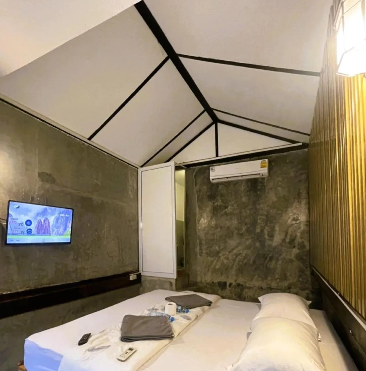 Bed in Tuk Tuk Guesthouse