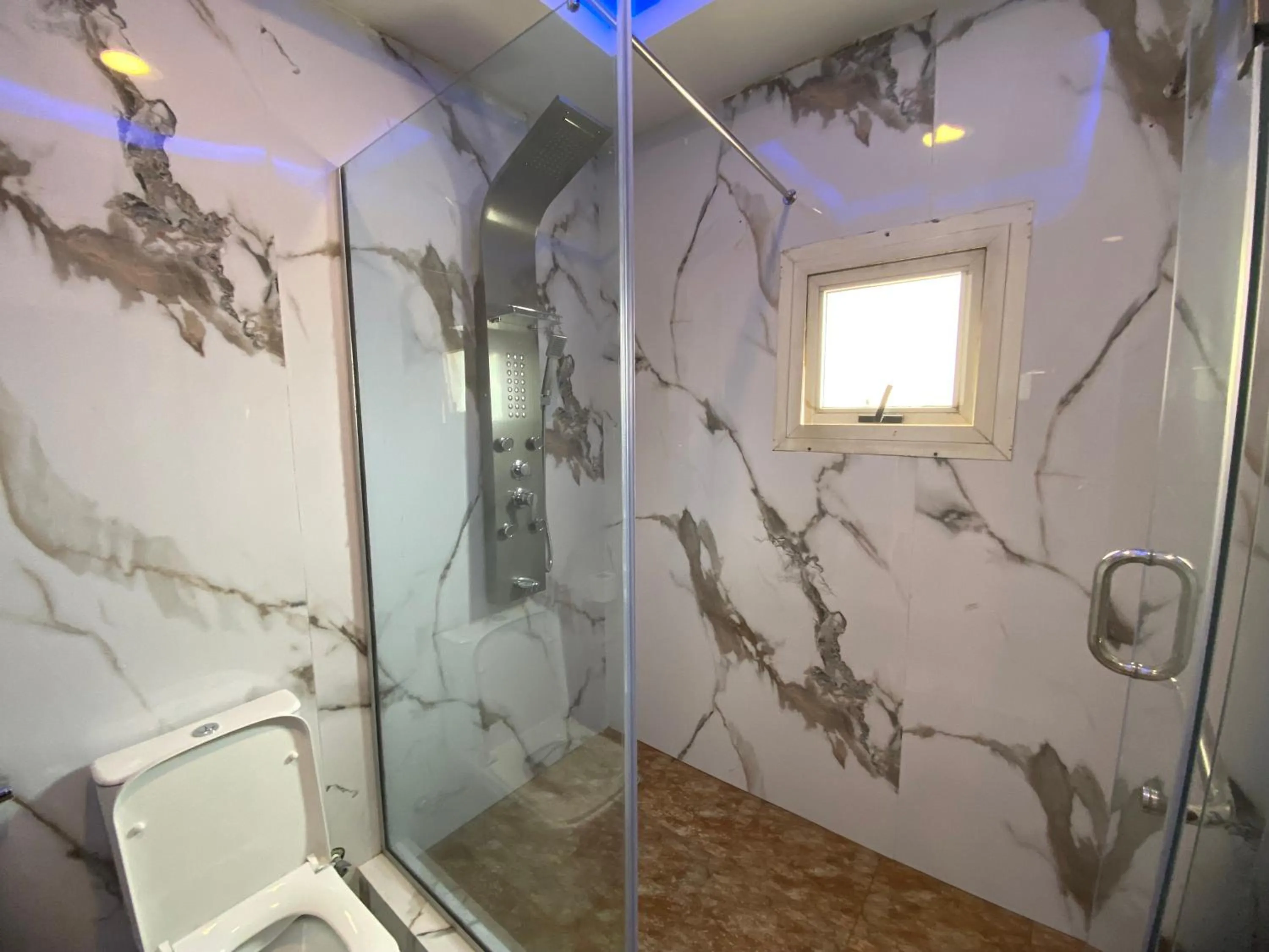 Shower in Presken Hotel Oniru, Victoria Island