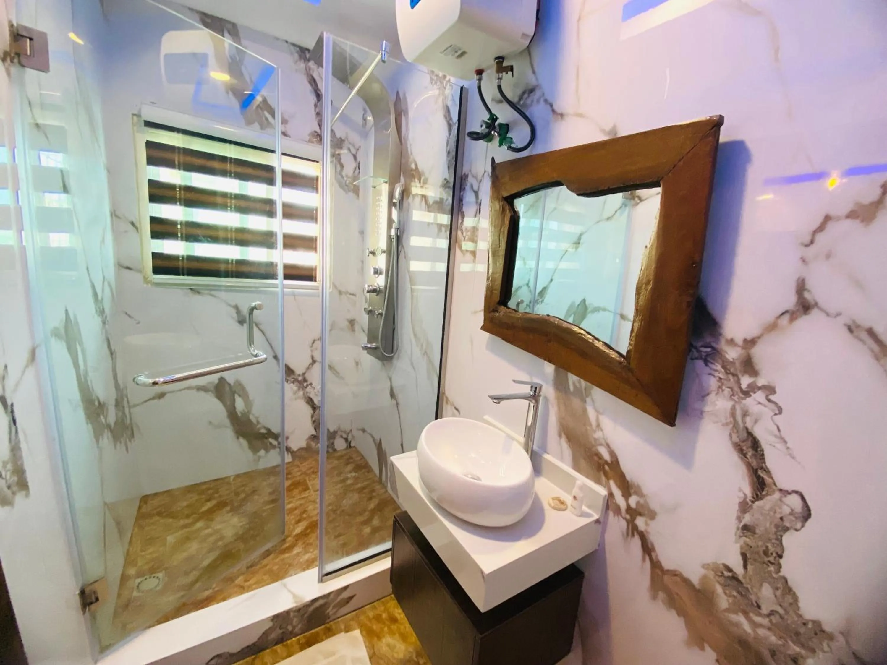 Shower in Presken Hotel Oniru, Victoria Island