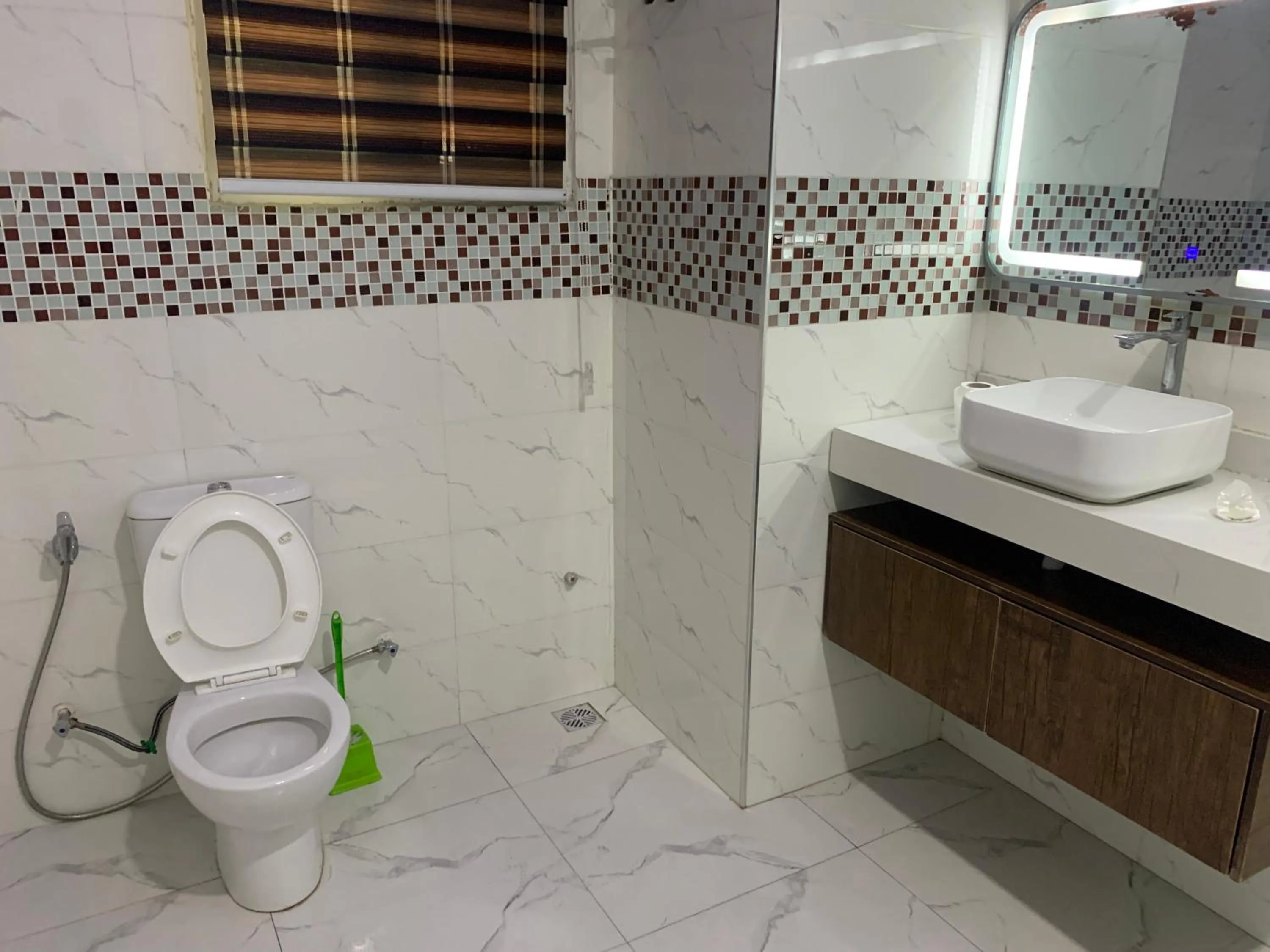 Shower in Presken Hotel Oniru, Victoria Island