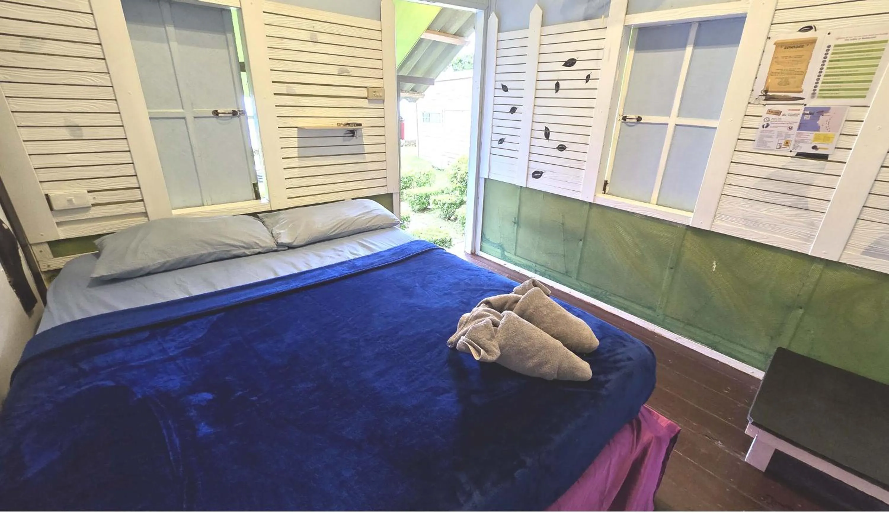 Bed in Kohchang 7 seaview bungalow