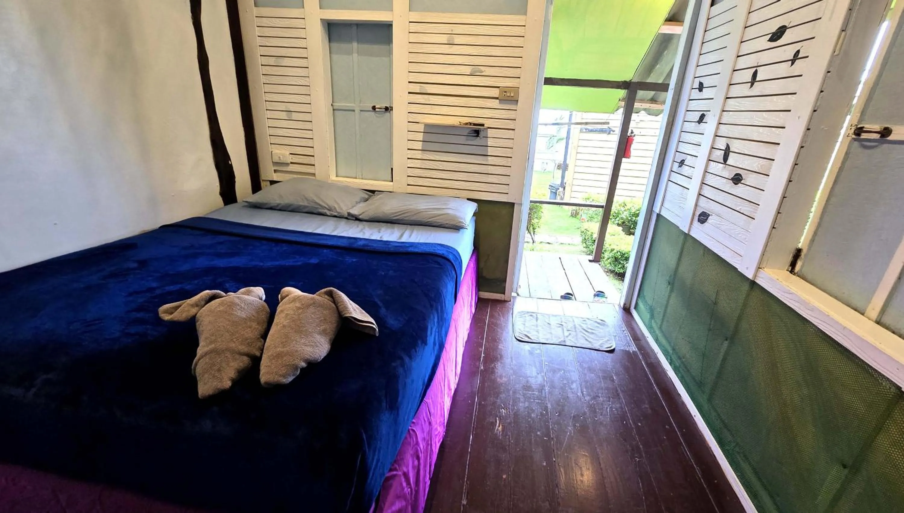 Bed in Kohchang 7 seaview bungalow