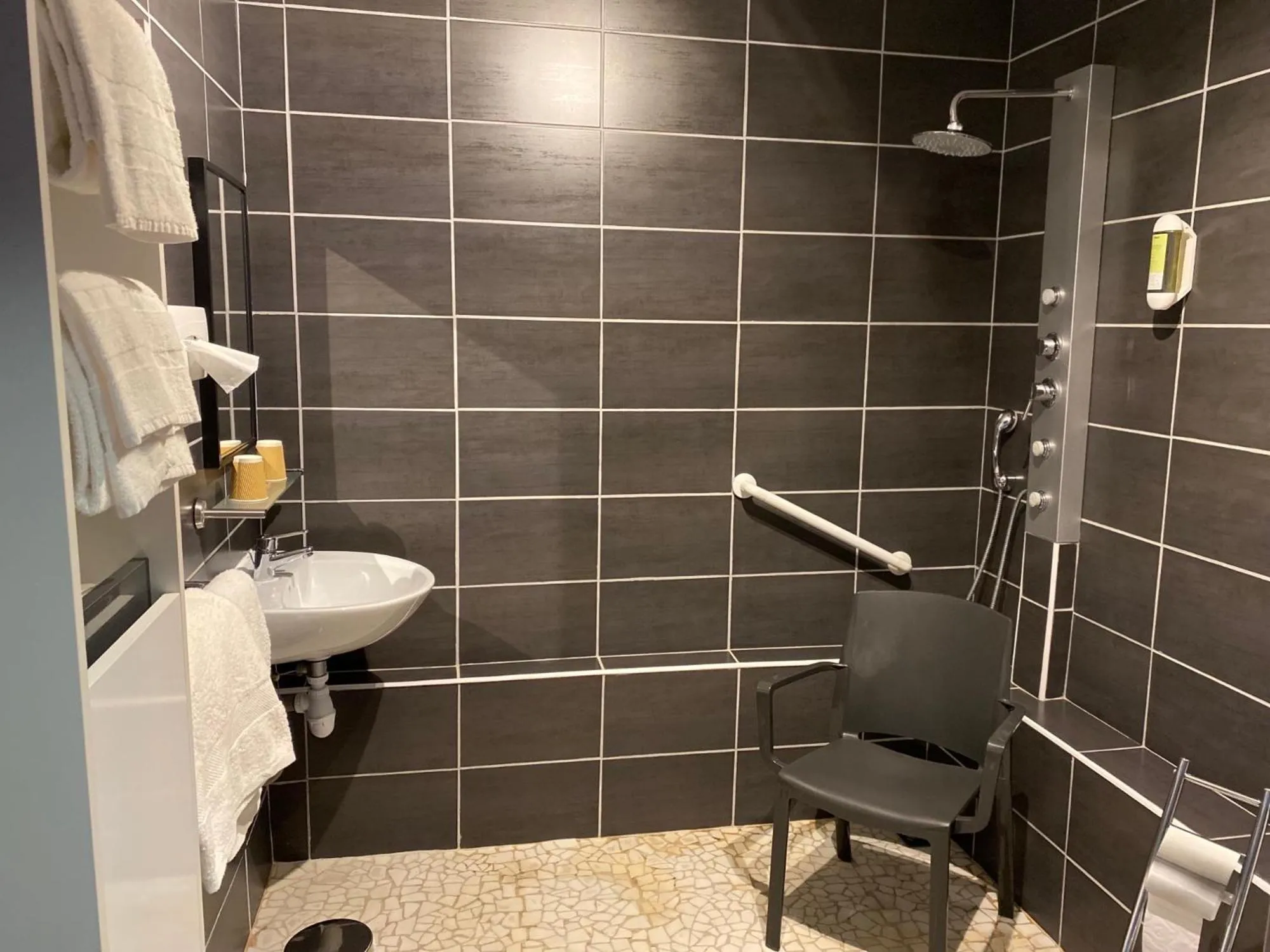 Shower in Le Regina Hôtel restaurant