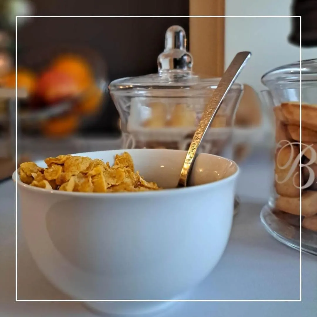 Breakfast in Le Regina Hôtel restaurant