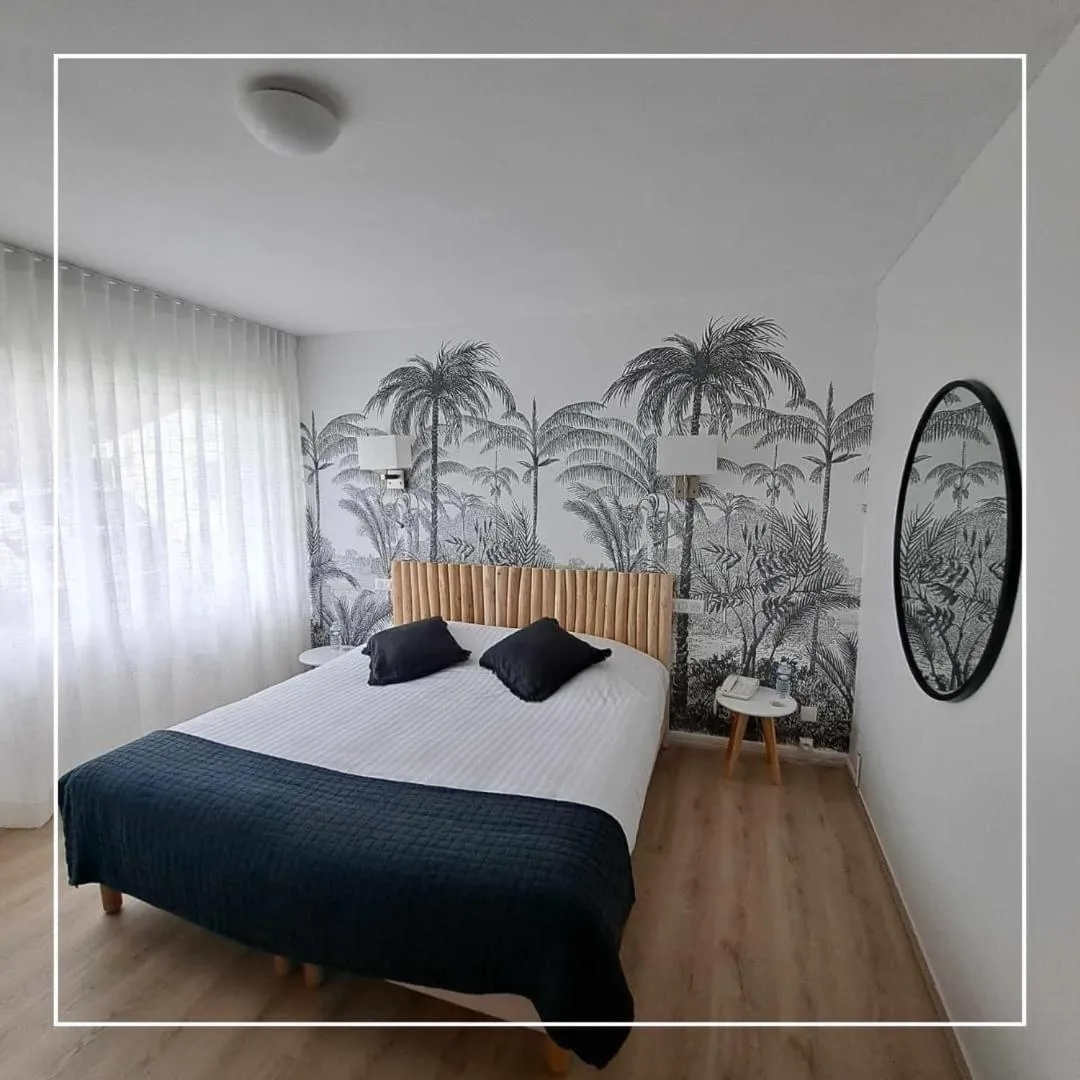 Bed in Le Regina Hôtel restaurant