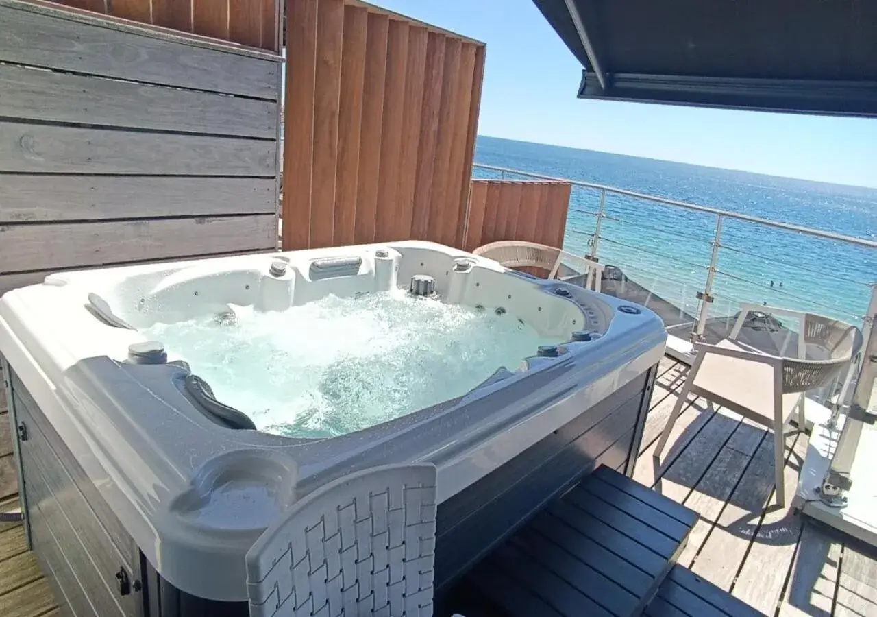 Superior Double Room with Jacuzzi and Sea View in Les Sables Blancs Superior Double Room with Jacuzzi and Sea View in Les Sables Blancs