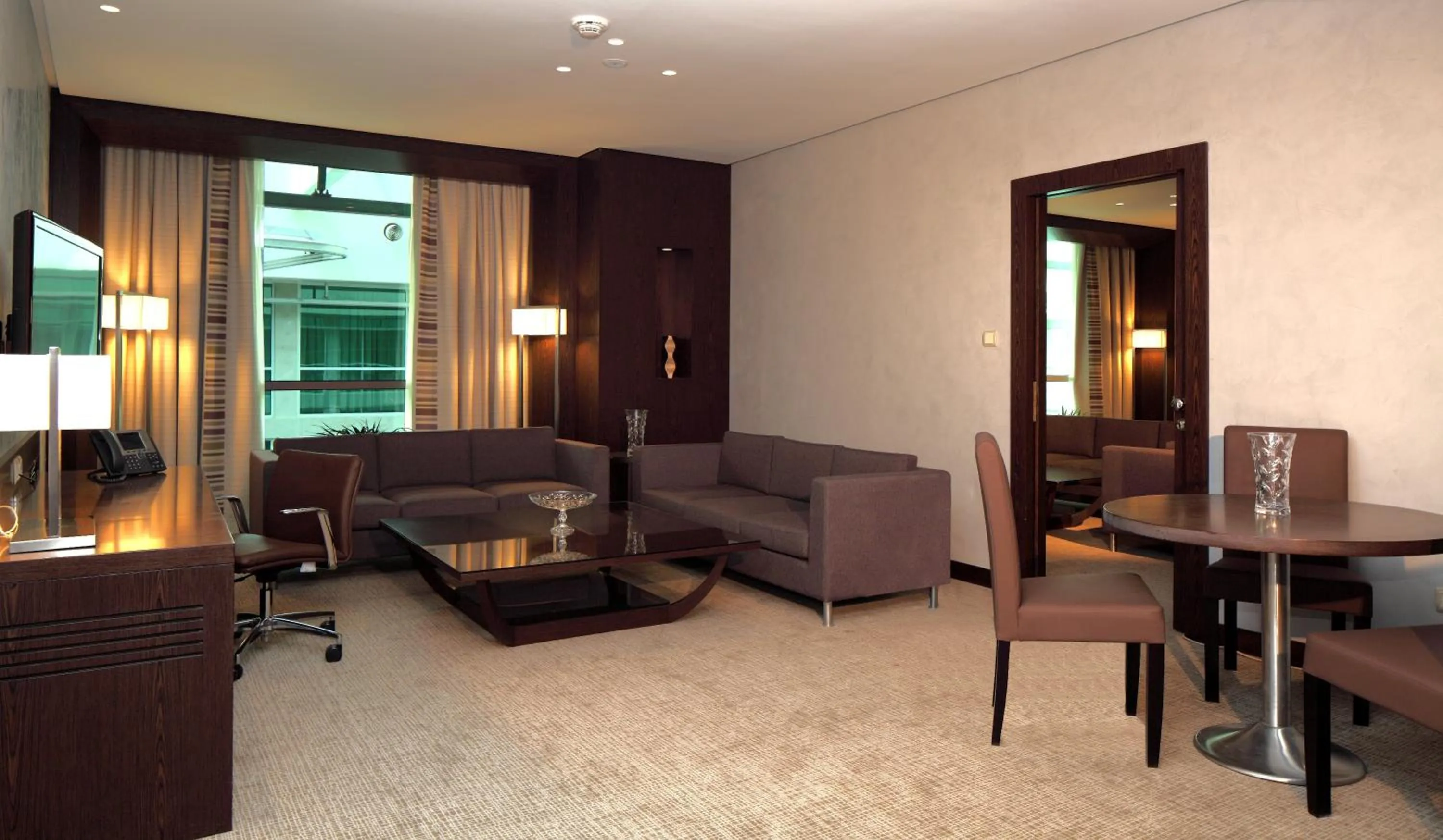 Photo of the whole room, Seating Area in Holiday Inn Meydan, an IHG Hotel