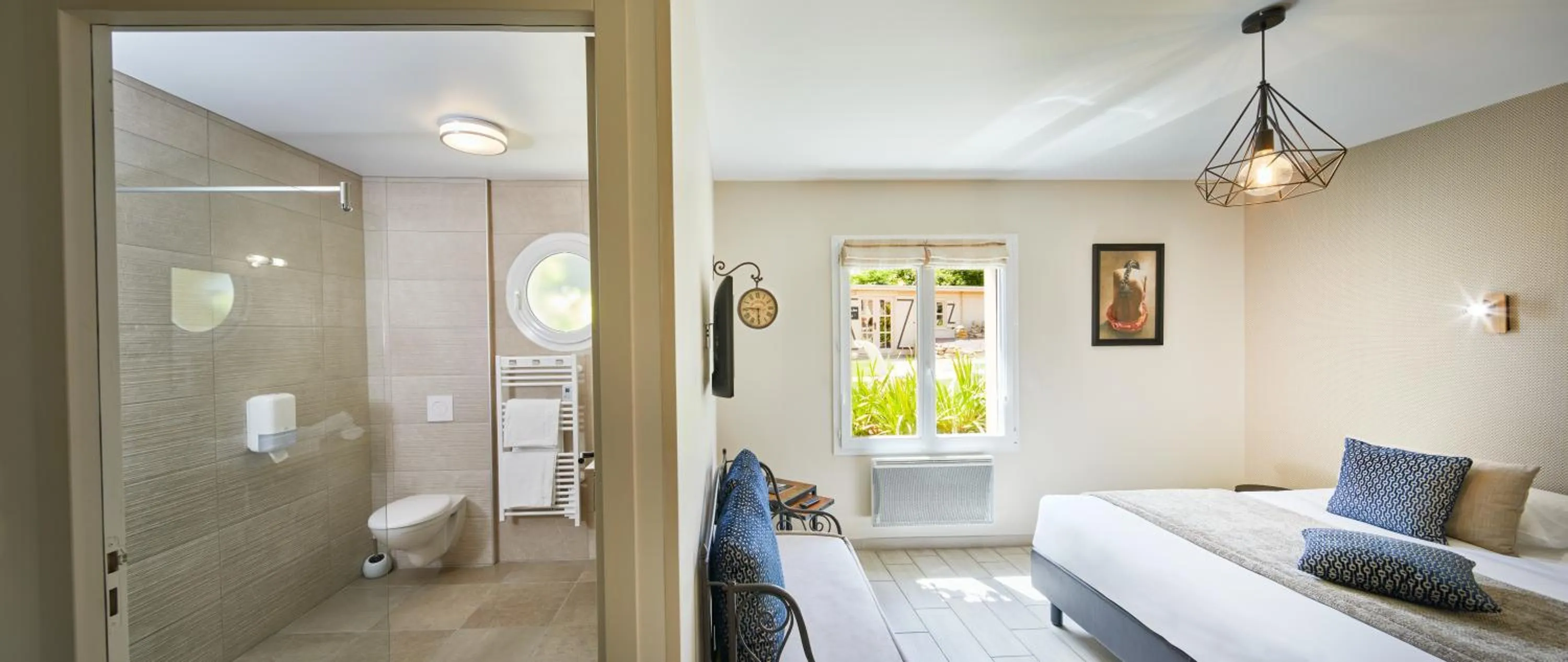 Bed in Hôtel Les Agapanthes-Logis Hôtel