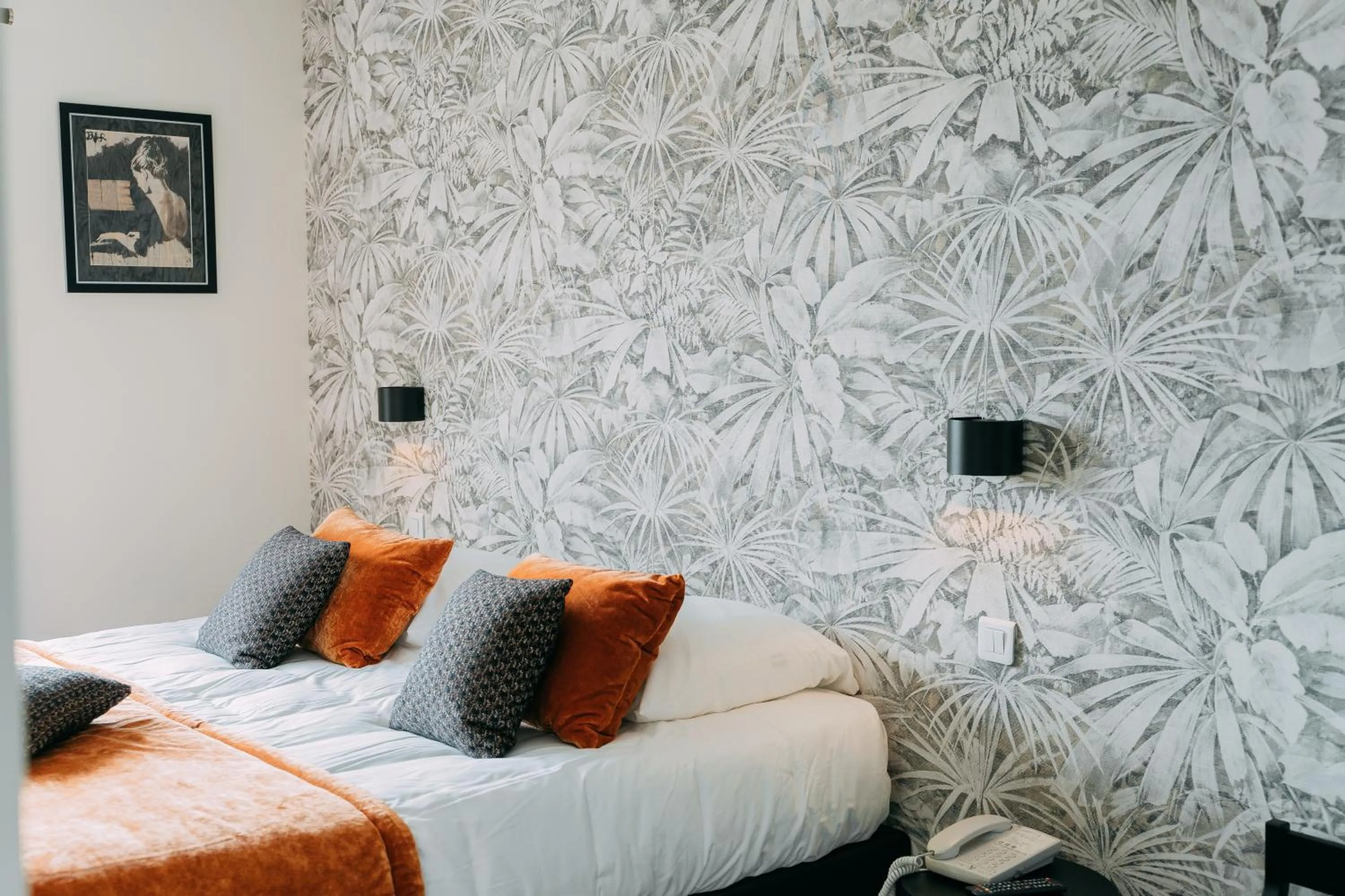 Bed in Hôtel Les Agapanthes-Logis Hôtel