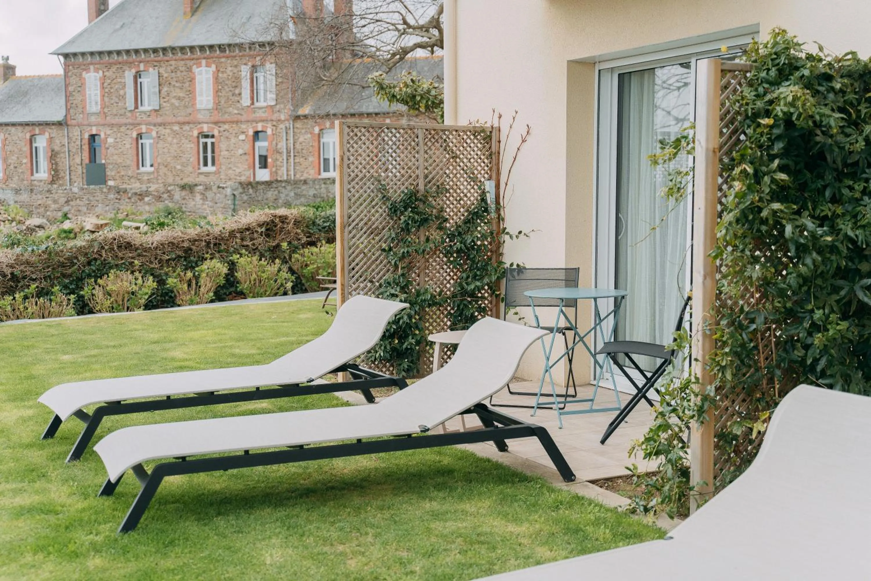 Garden in Hôtel Les Agapanthes-Logis Hôtel