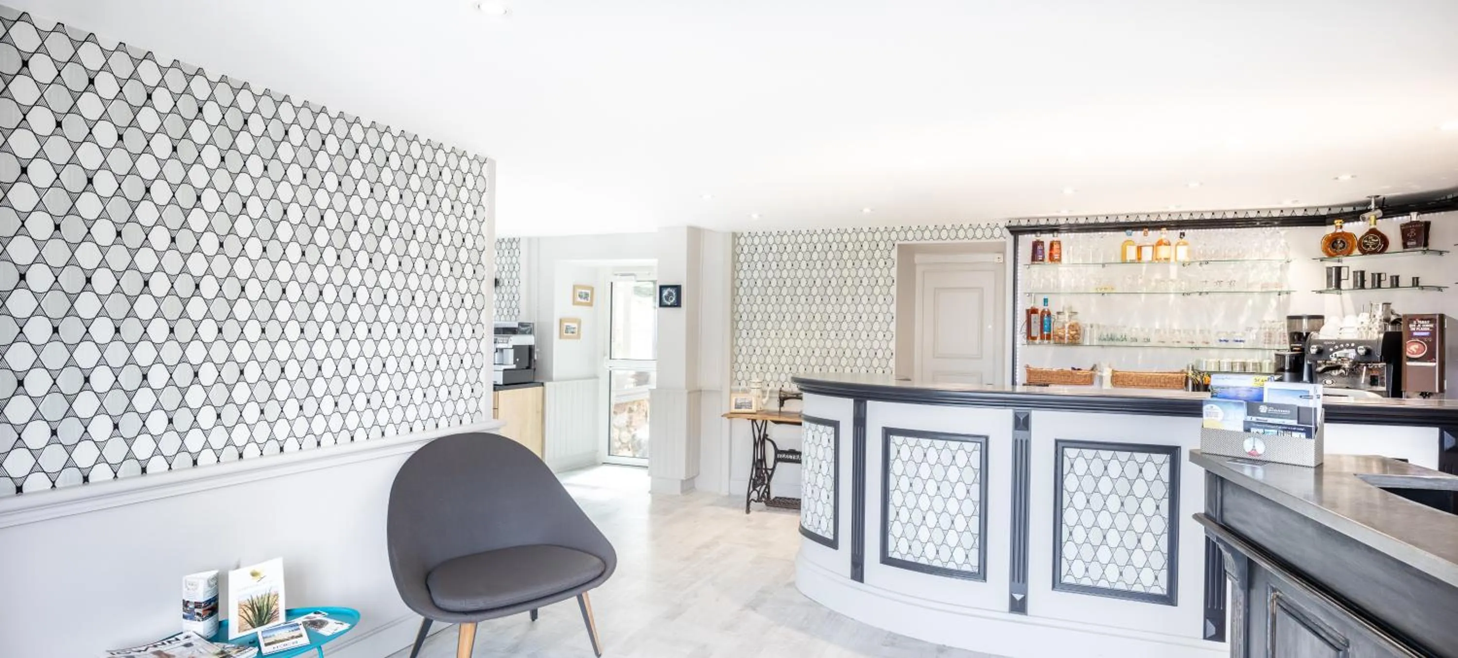 Lounge or bar in Hôtel Les Agapanthes-Logis Hôtel