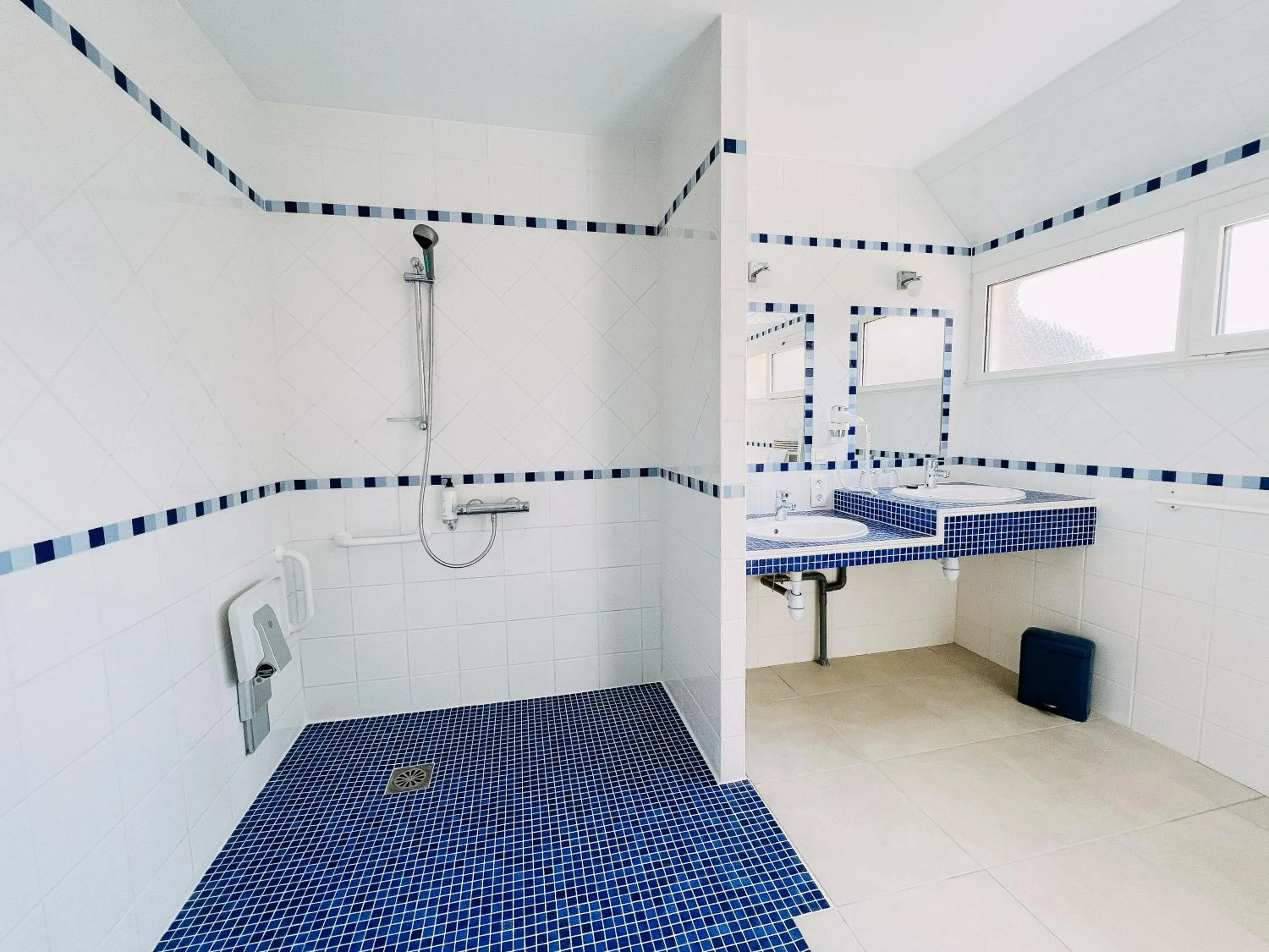 Bathroom in Hôtel Les Agapanthes-Logis Hôtel