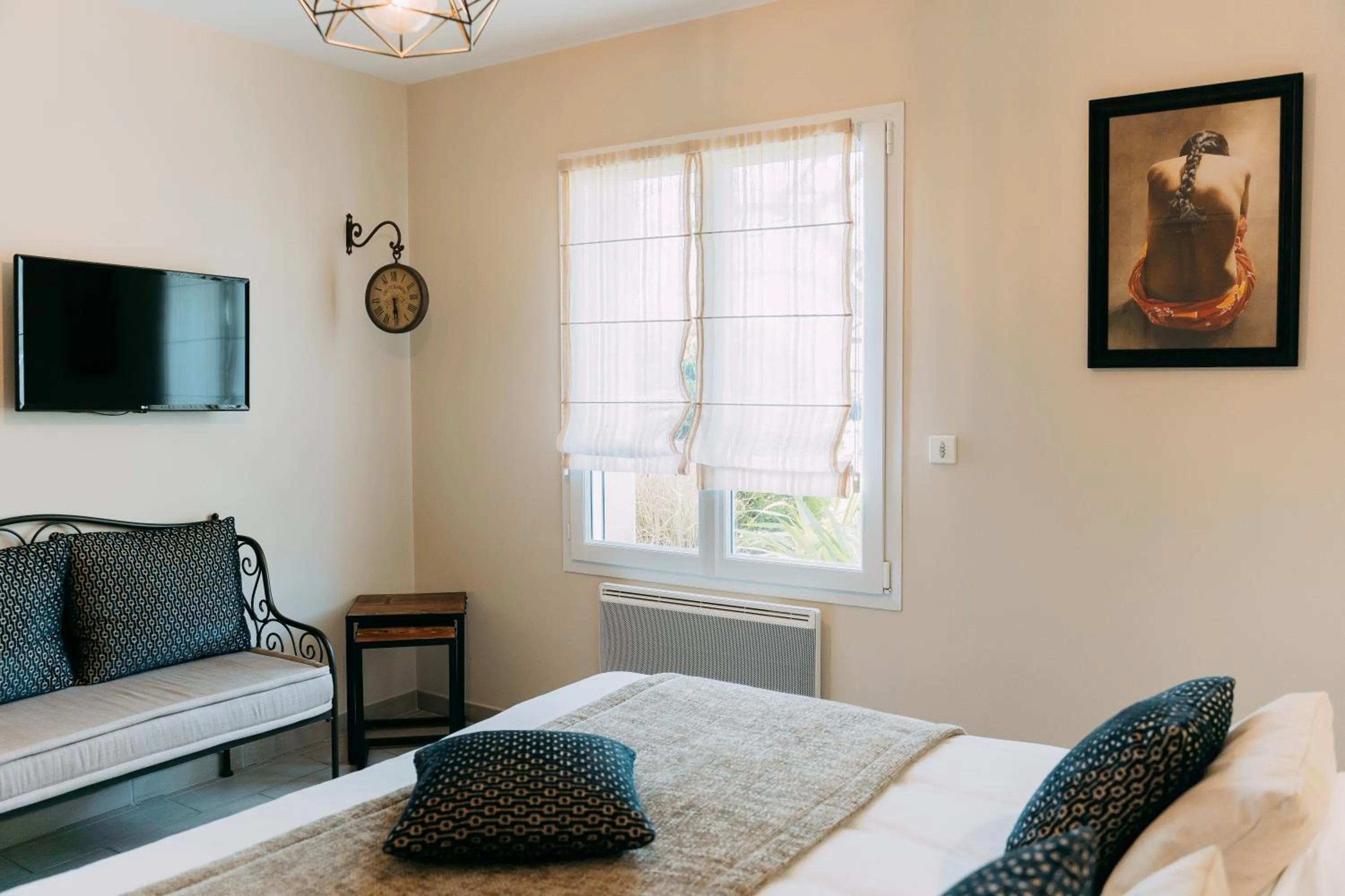 Bed in Hôtel Les Agapanthes-Logis Hôtel