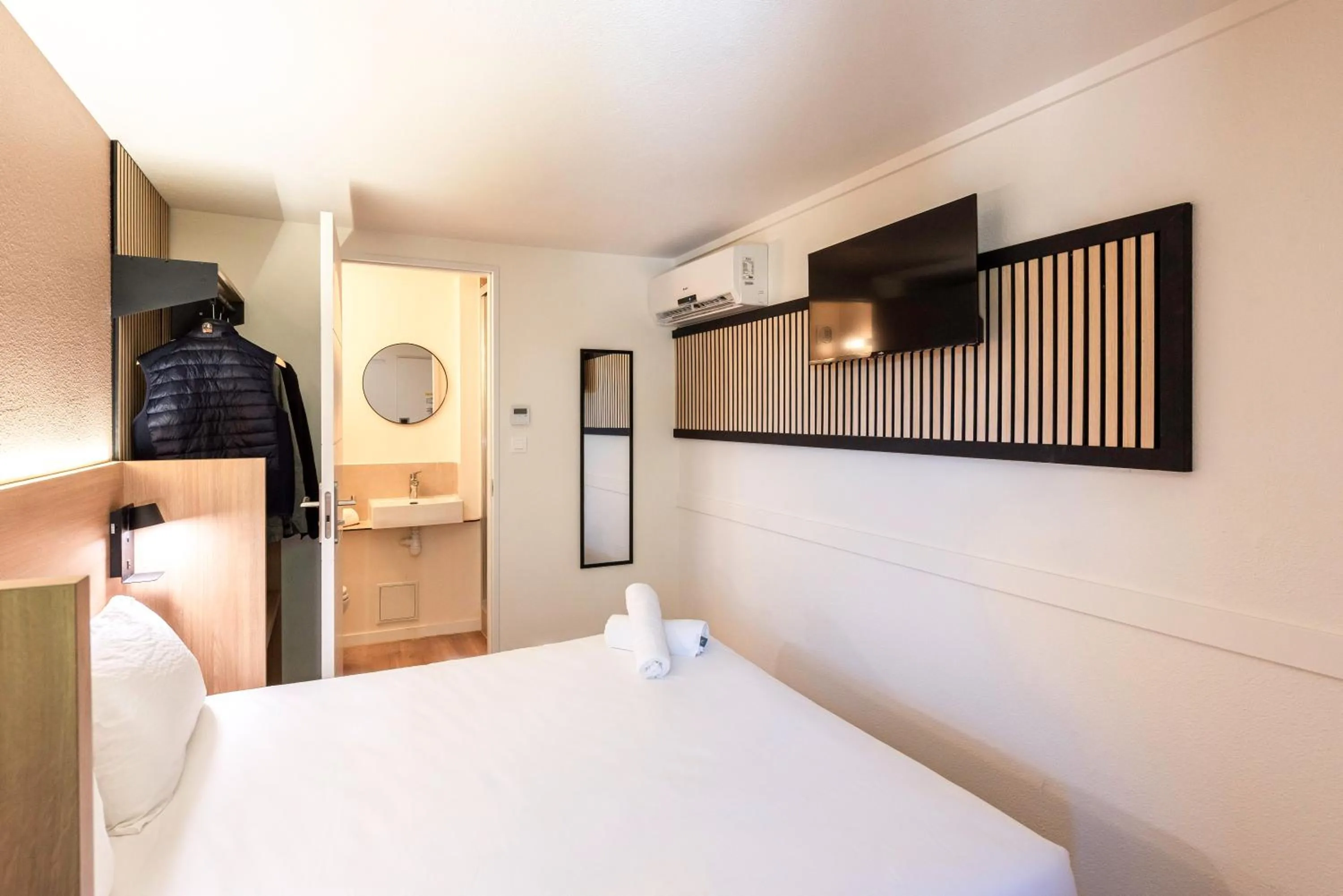 Toilet, Bed in Premiere Classe Toulon La Seyne-sur-Mer