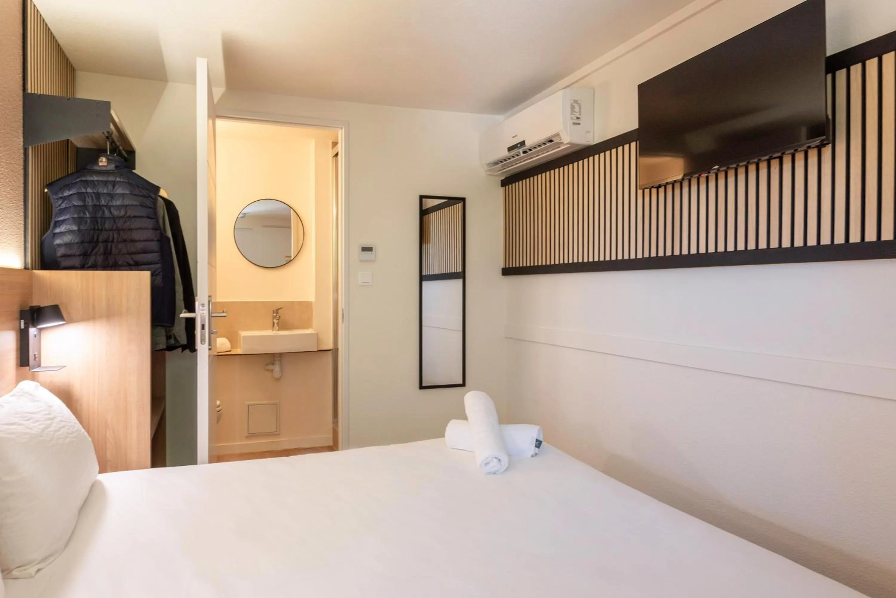 Shower, Bed in Premiere Classe Toulon La Seyne-sur-Mer