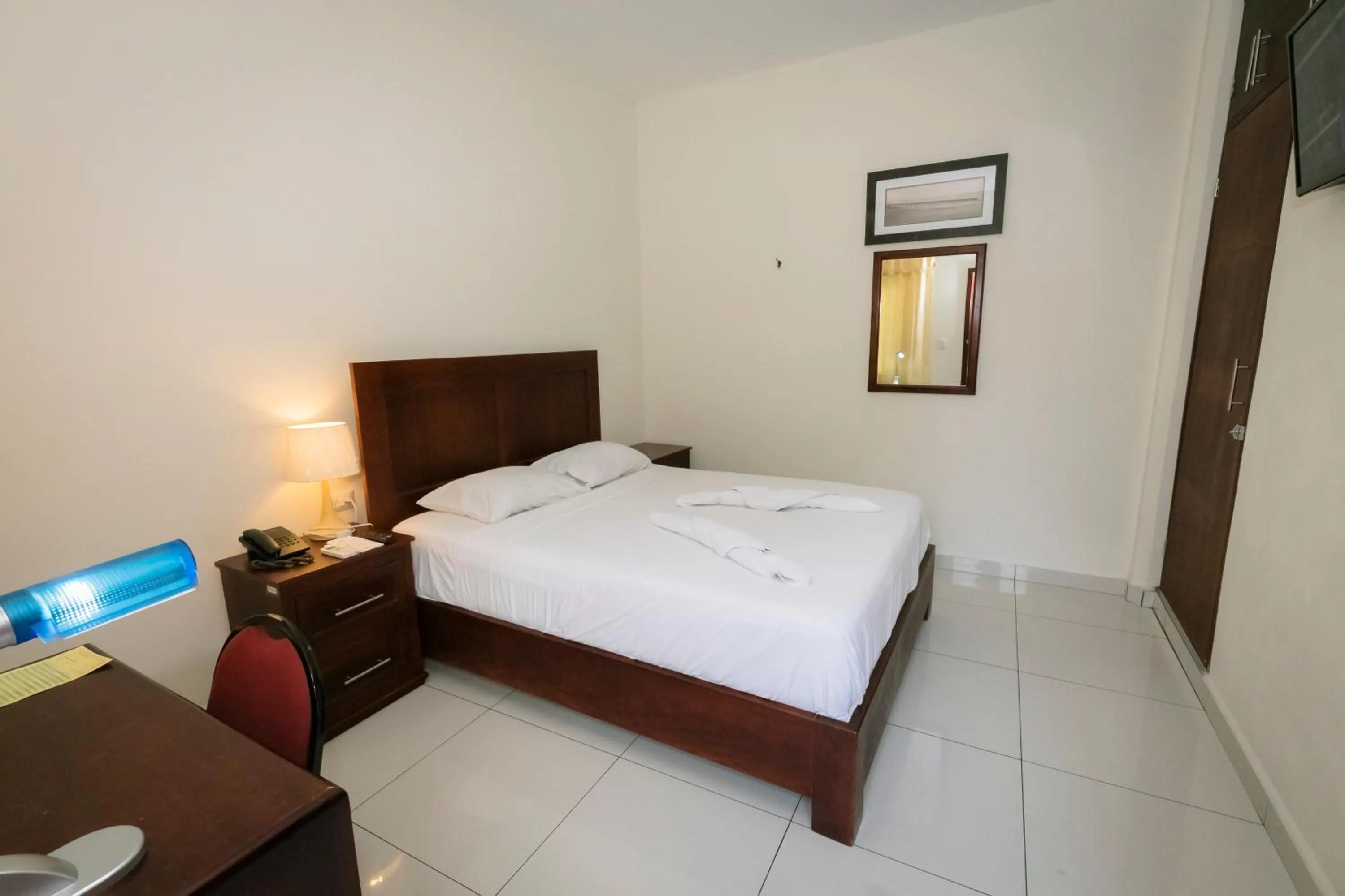 Bed in Hotel Mediterraneo Inn