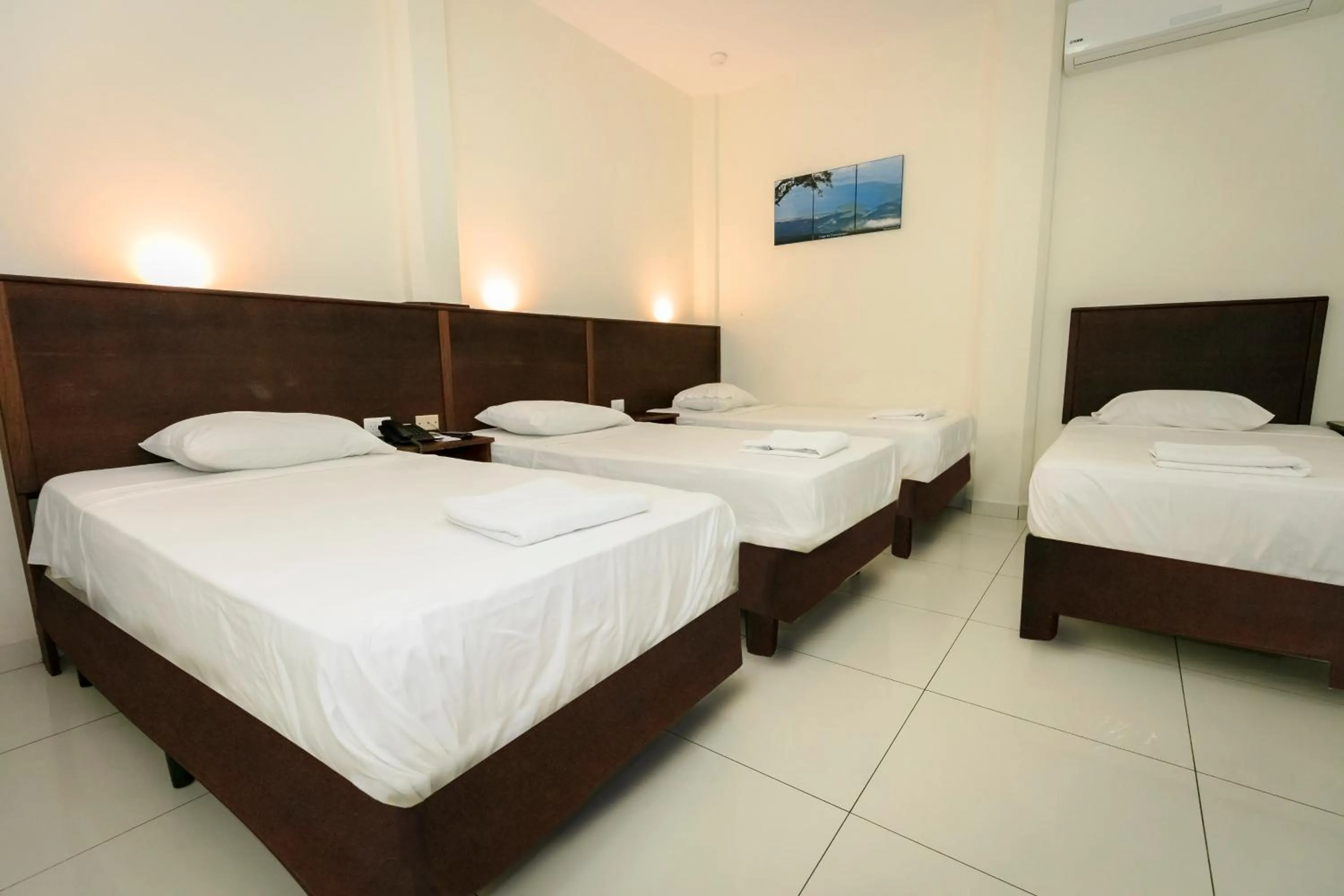 Bed in Hotel Mediterraneo Inn