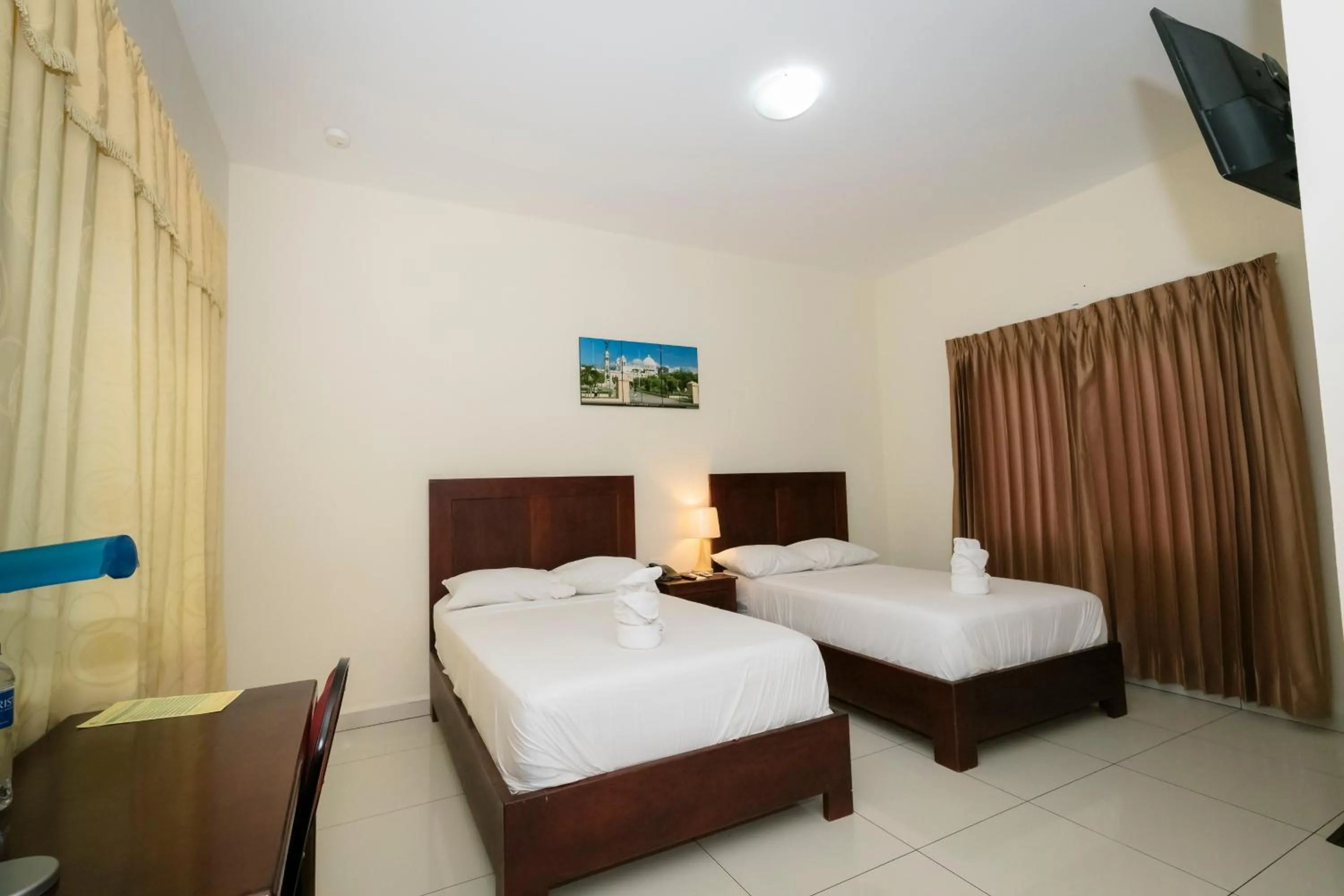 Bed in Hotel Mediterraneo Inn