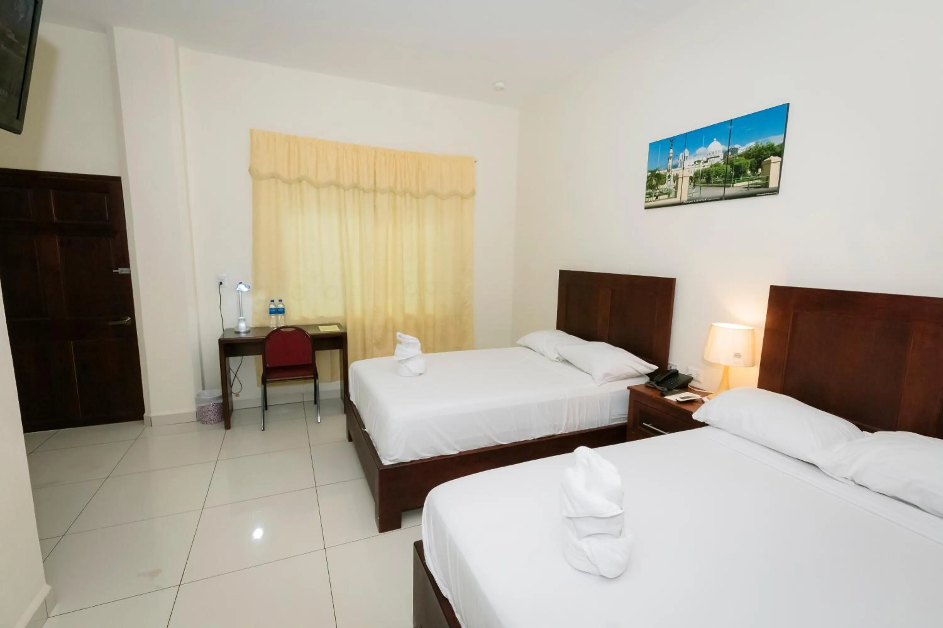 Bed in Hotel Mediterraneo Inn