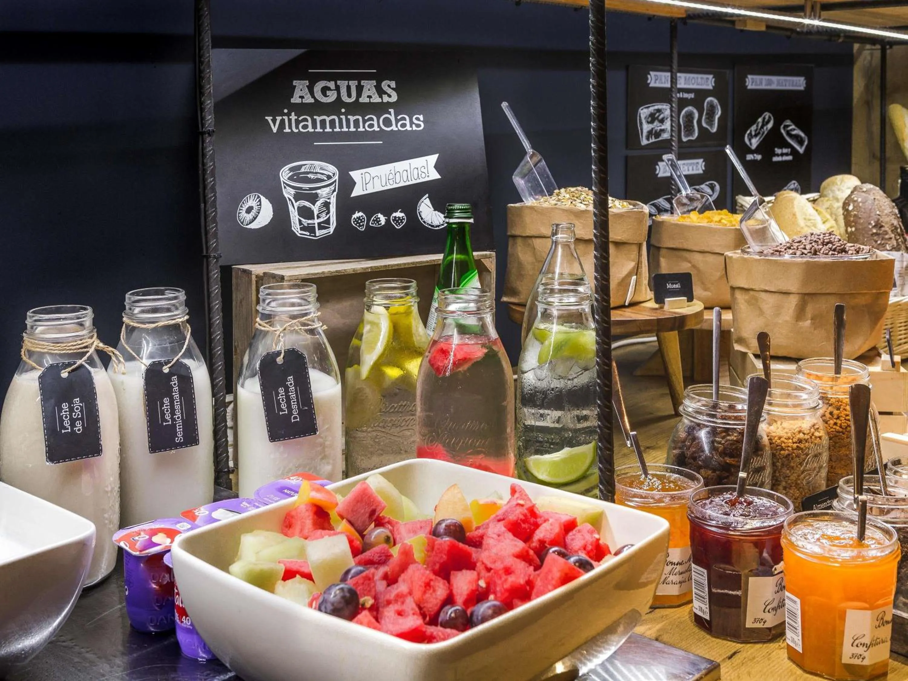 Breakfast in ibis Berlin Kurfuerstendamm - neu renoviert