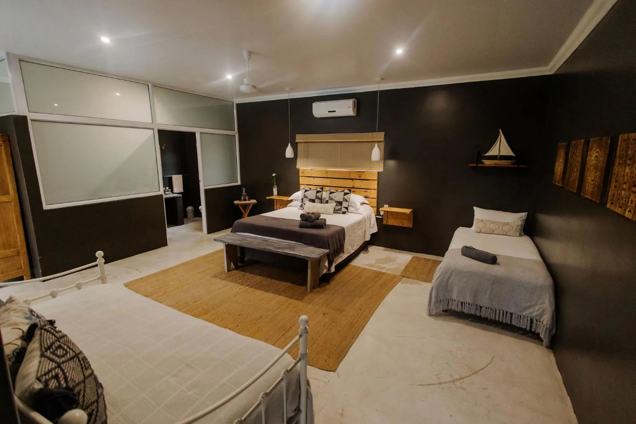 Photo of the whole room, Bed in iGwalagwala Guest House