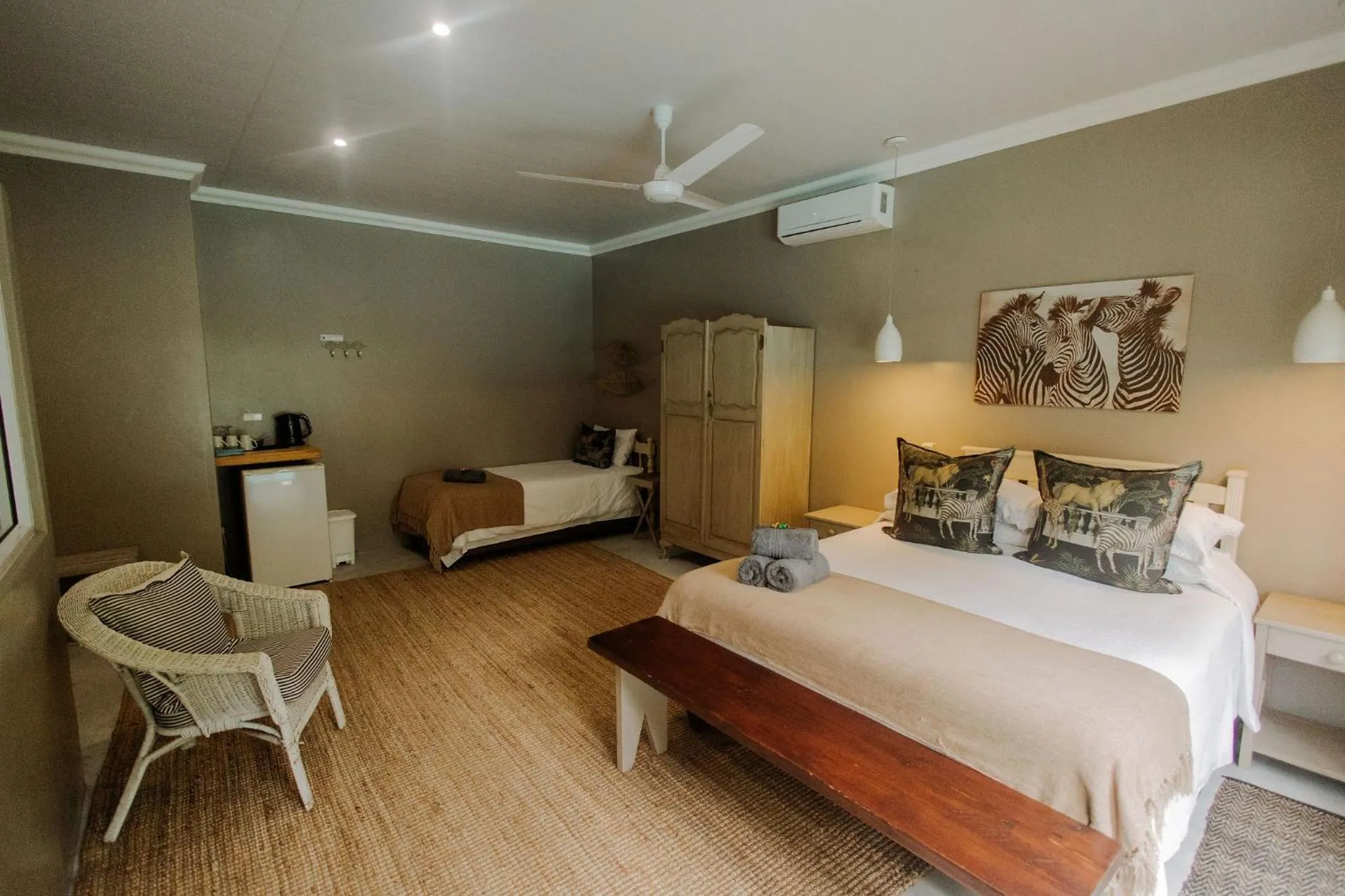 Photo of the whole room, Bed in iGwalagwala Guest House