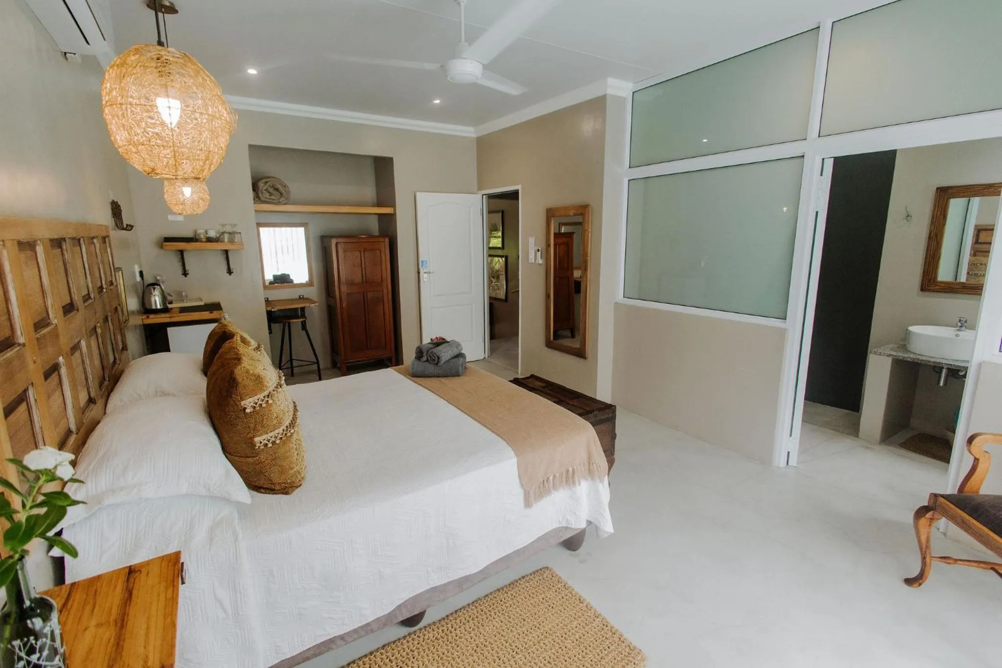 Photo of the whole room, Bed in iGwalagwala Guest House