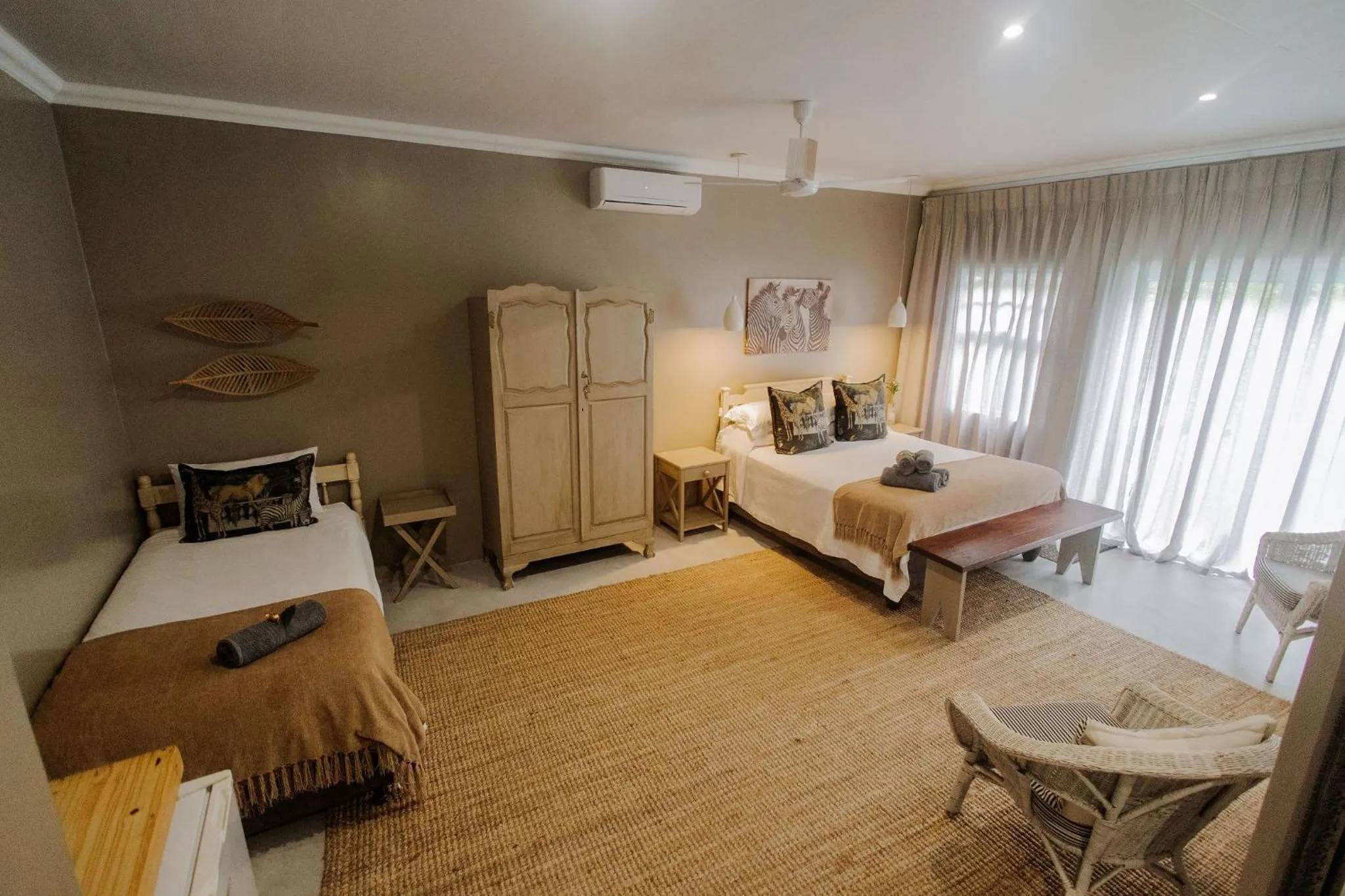 Photo of the whole room, Bed in iGwalagwala Guest House