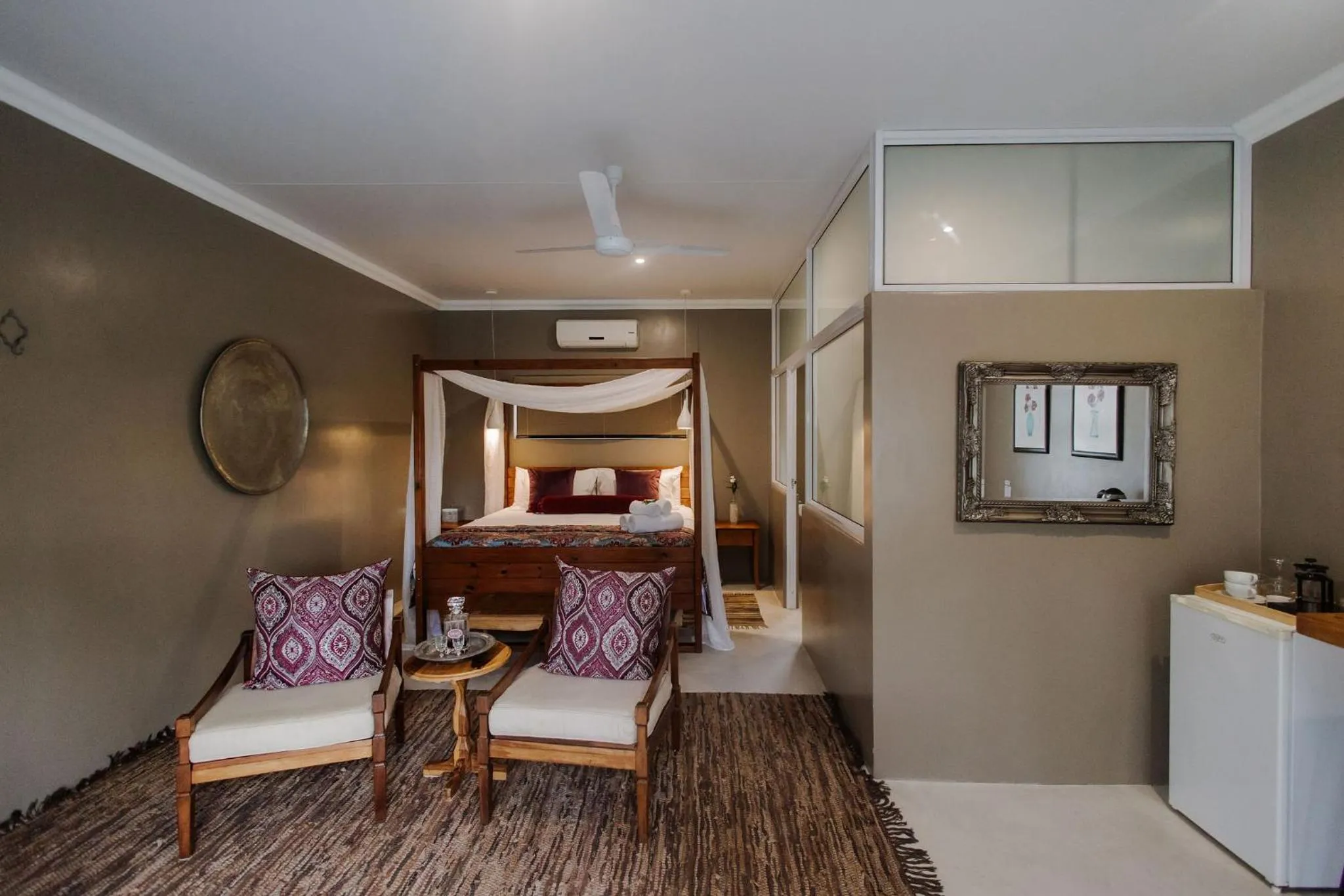 Photo of the whole room, Bed in iGwalagwala Guest House