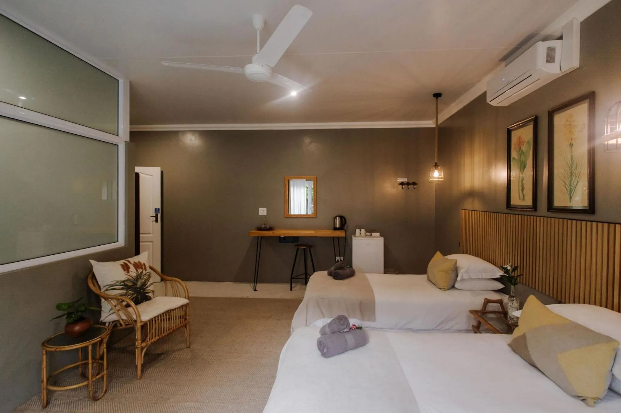 Photo of the whole room, Bed in iGwalagwala Guest House