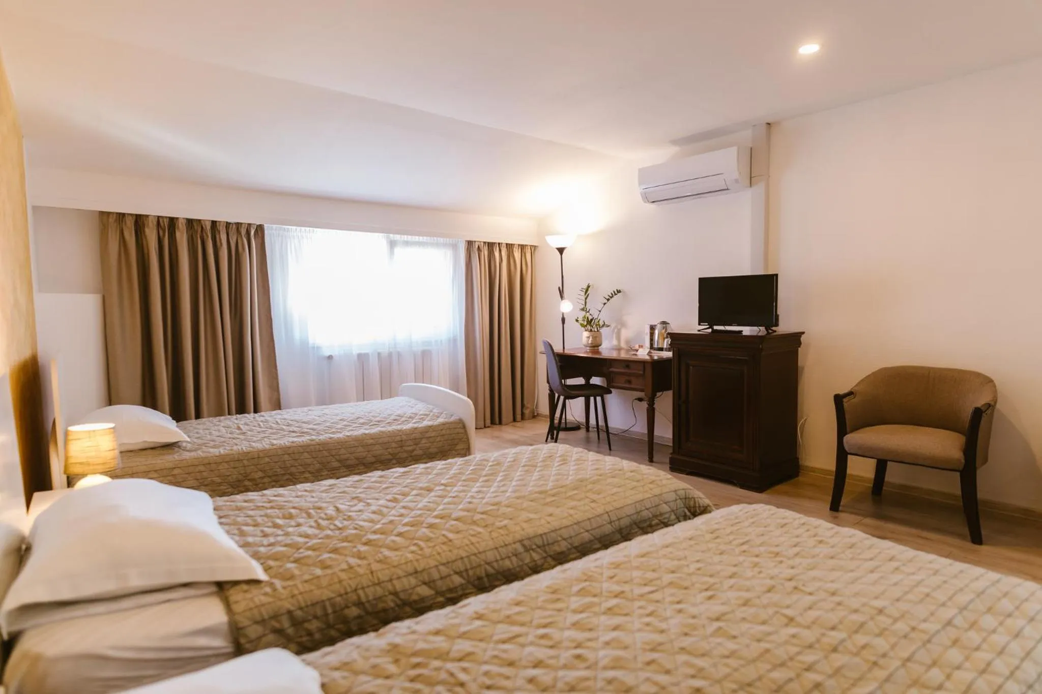 Photo of the whole room, Bed in Villa Helvetia