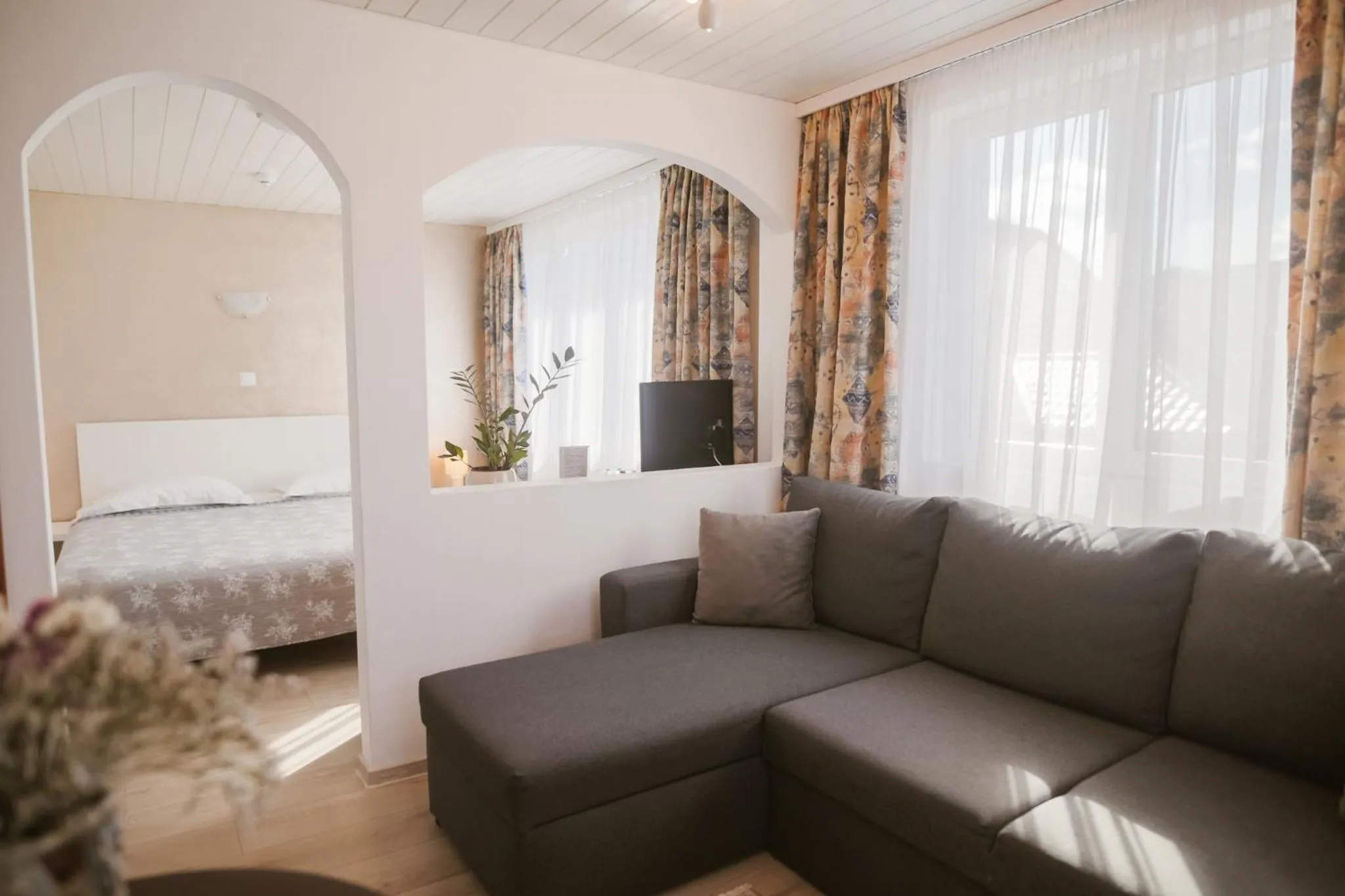 Living room, Bed in Villa Helvetia